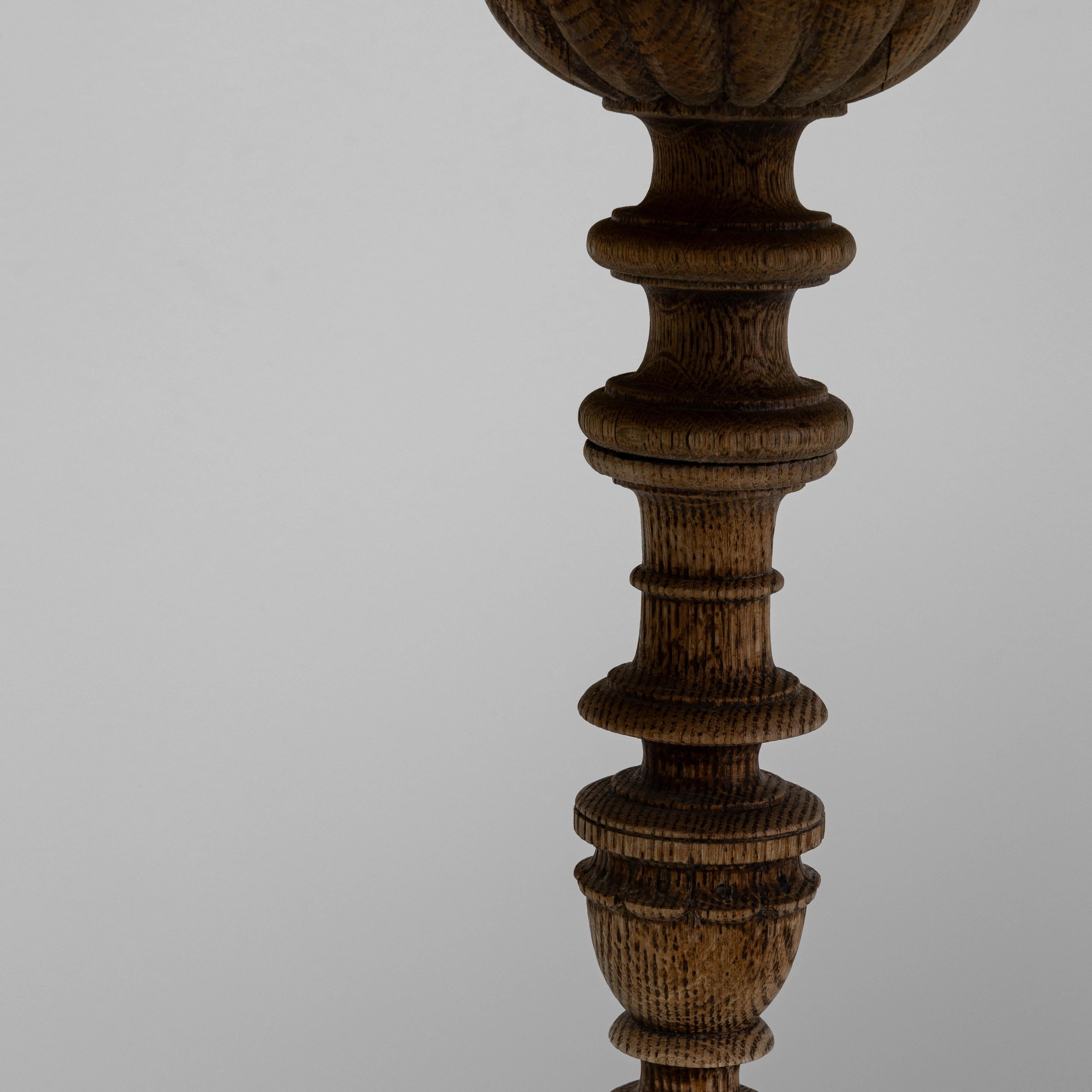 Lampe à poser en chêne français sculpté du XIXe siècle en vente 7