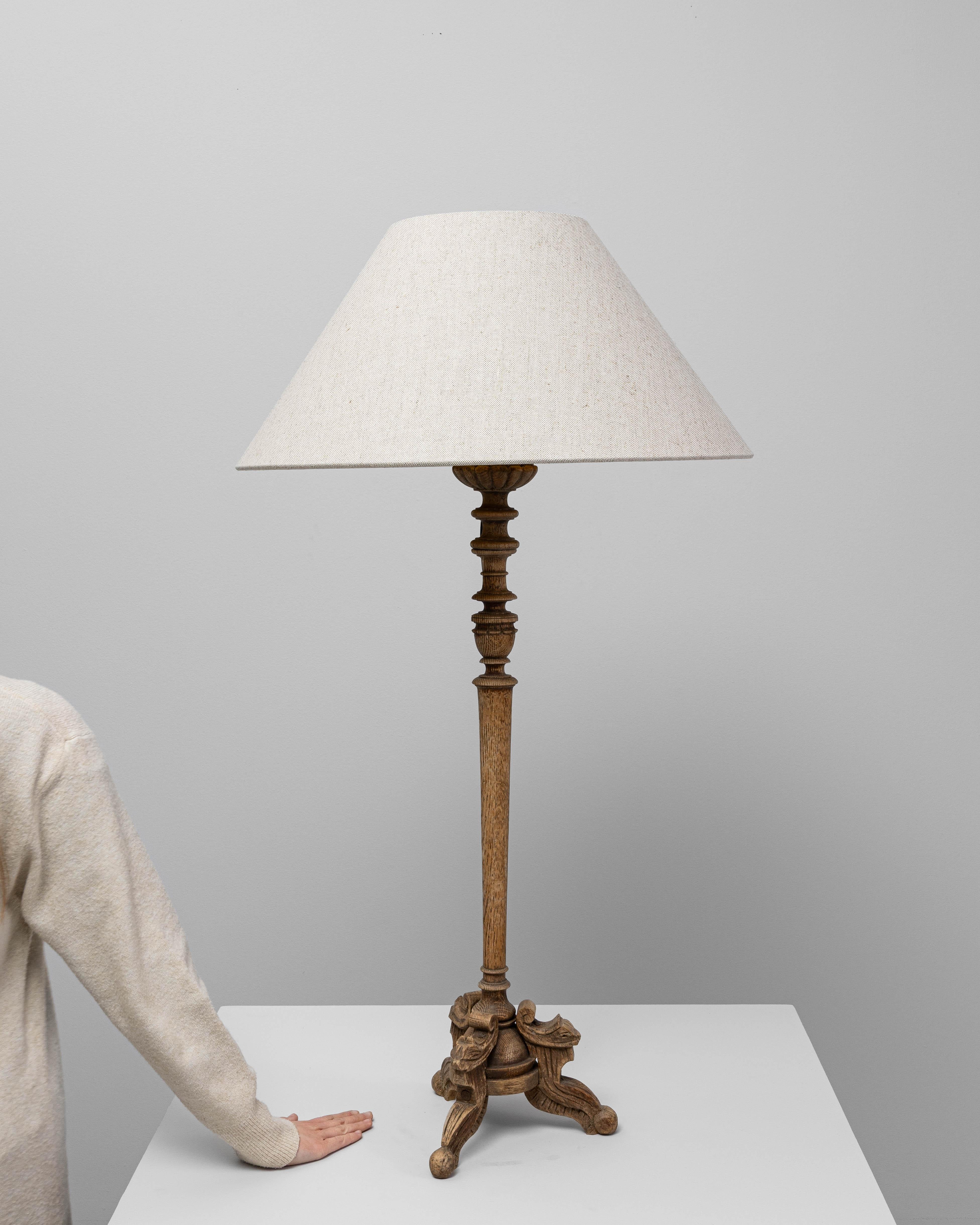 Lampe à poser en chêne français sculpté du XIXe siècle Bon état - En vente à High Point, NC