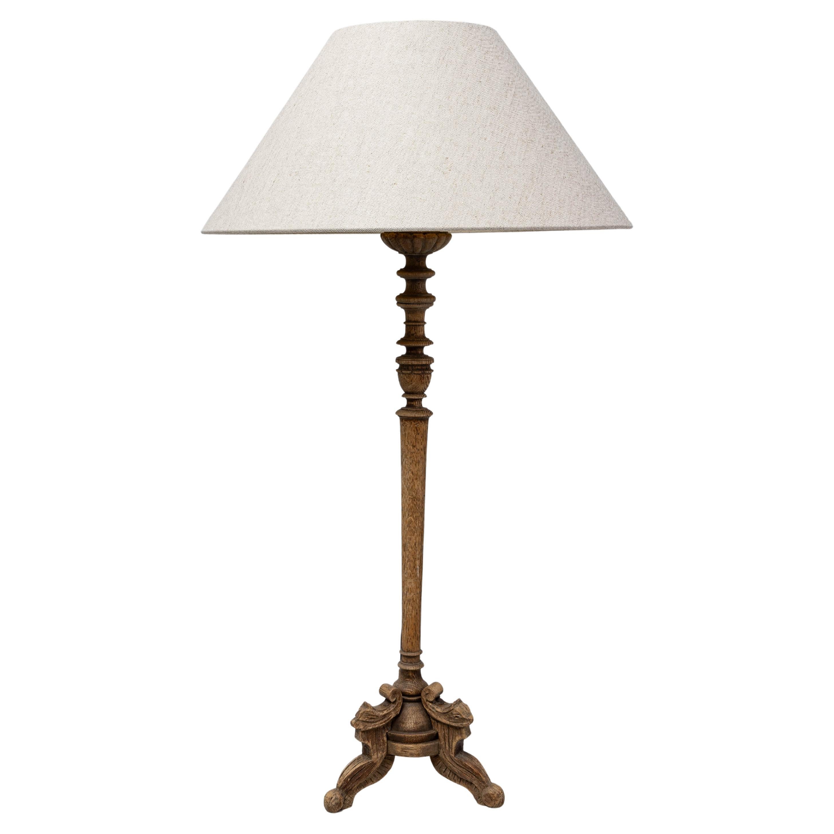 Lampe à poser en chêne français sculpté du XIXe siècle