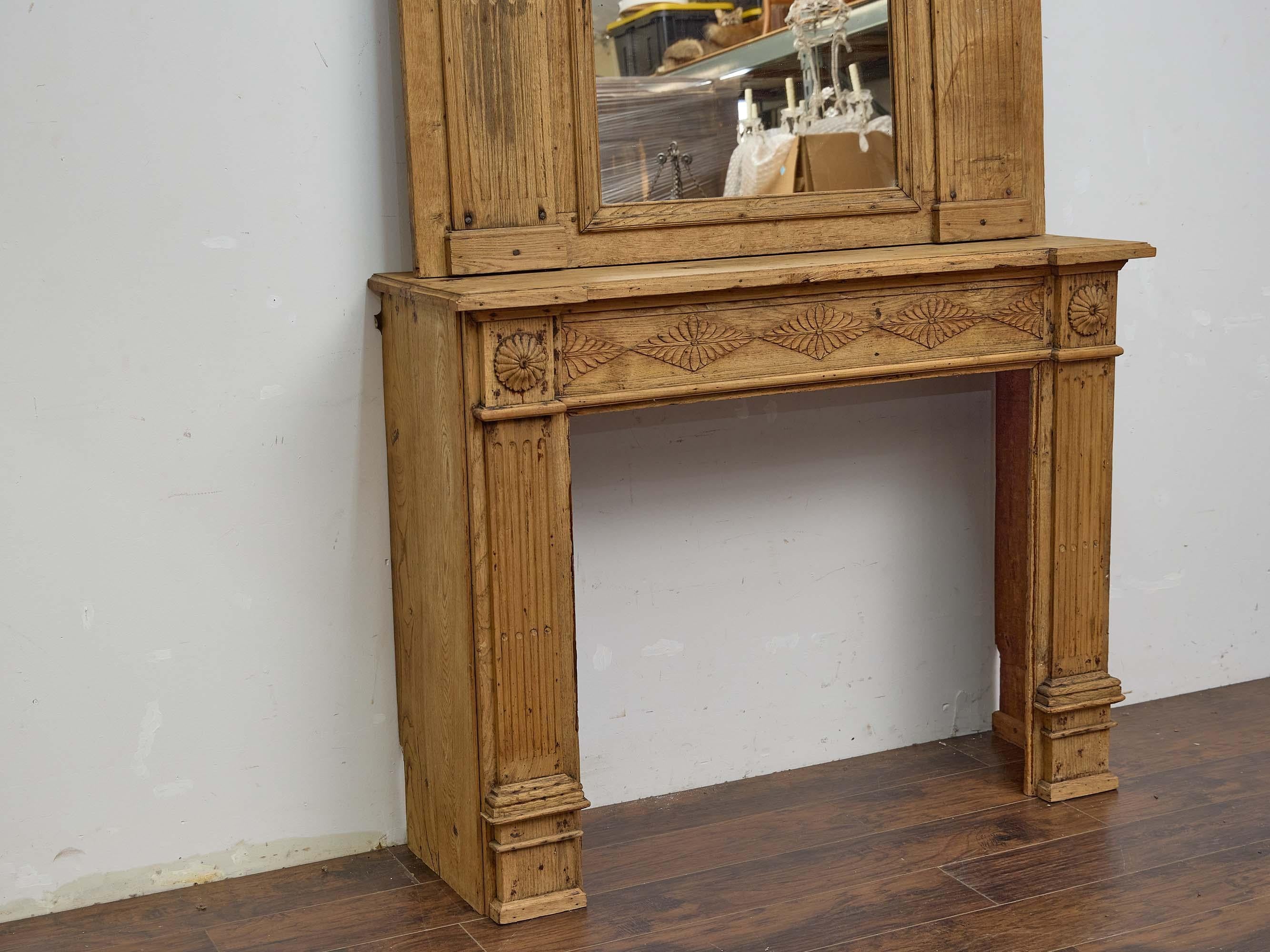Cheminée à trumeau et miroir en chêne sculpté du XIXe siècle, composition en deux parties en vente 3