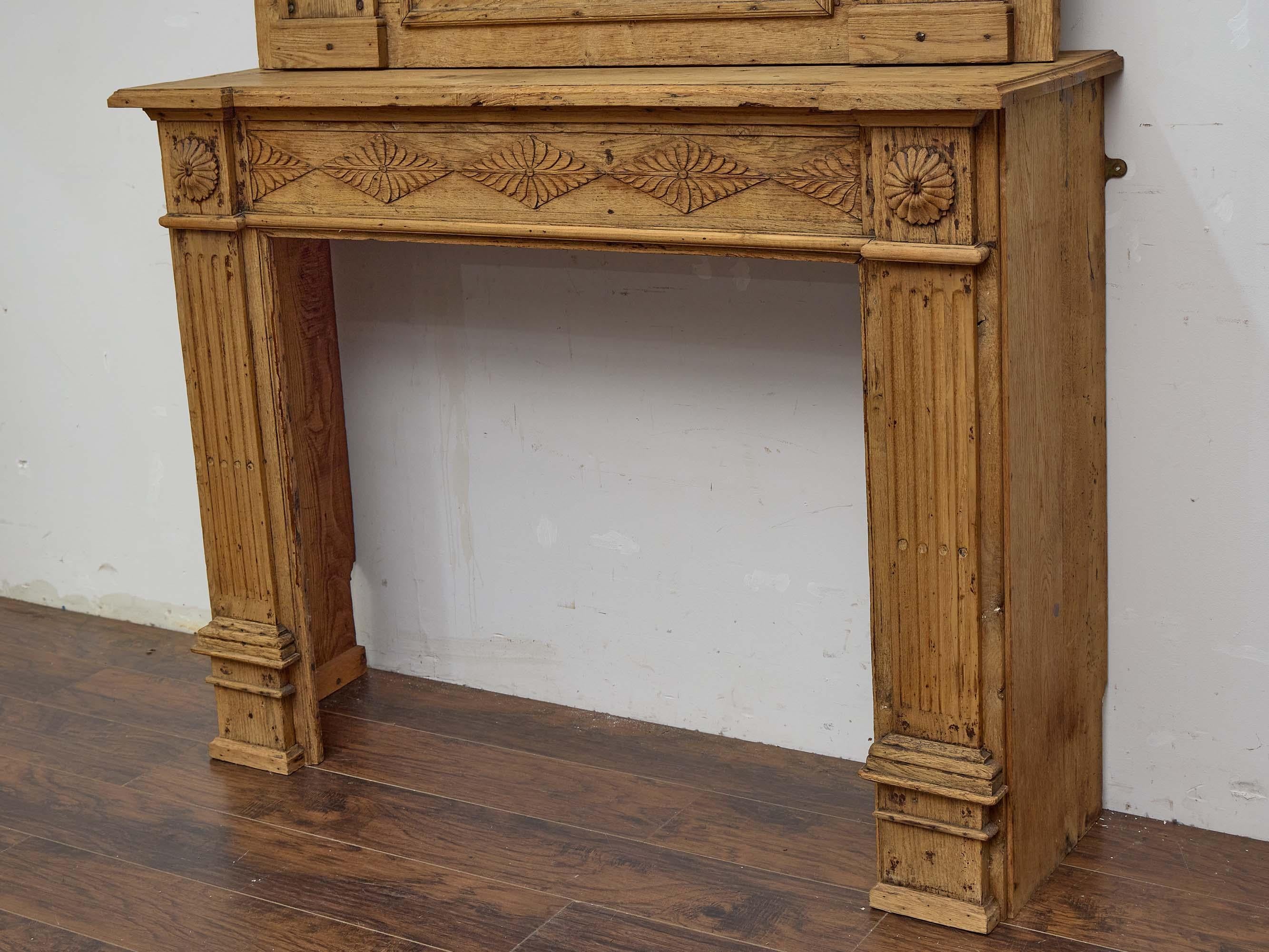 Cheminée à trumeau et miroir en chêne sculpté du XIXe siècle, composition en deux parties en vente 4