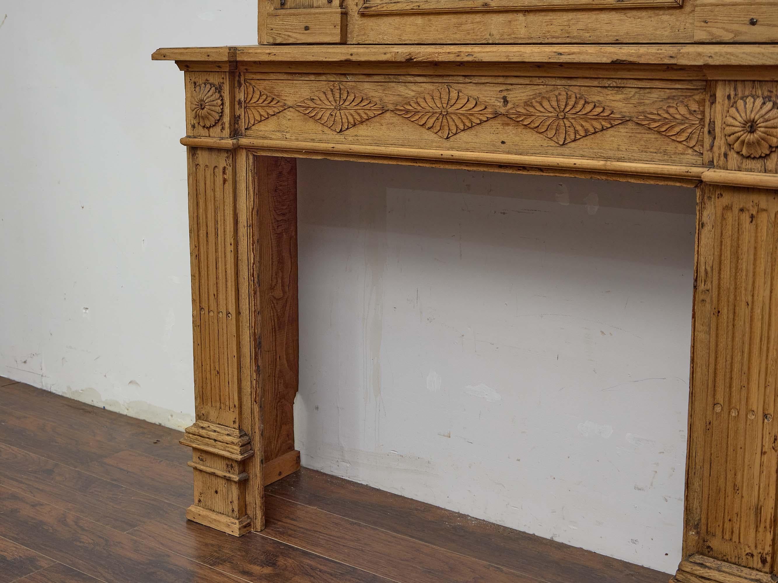 Cheminée à trumeau et miroir en chêne sculpté du XIXe siècle, composition en deux parties en vente 5