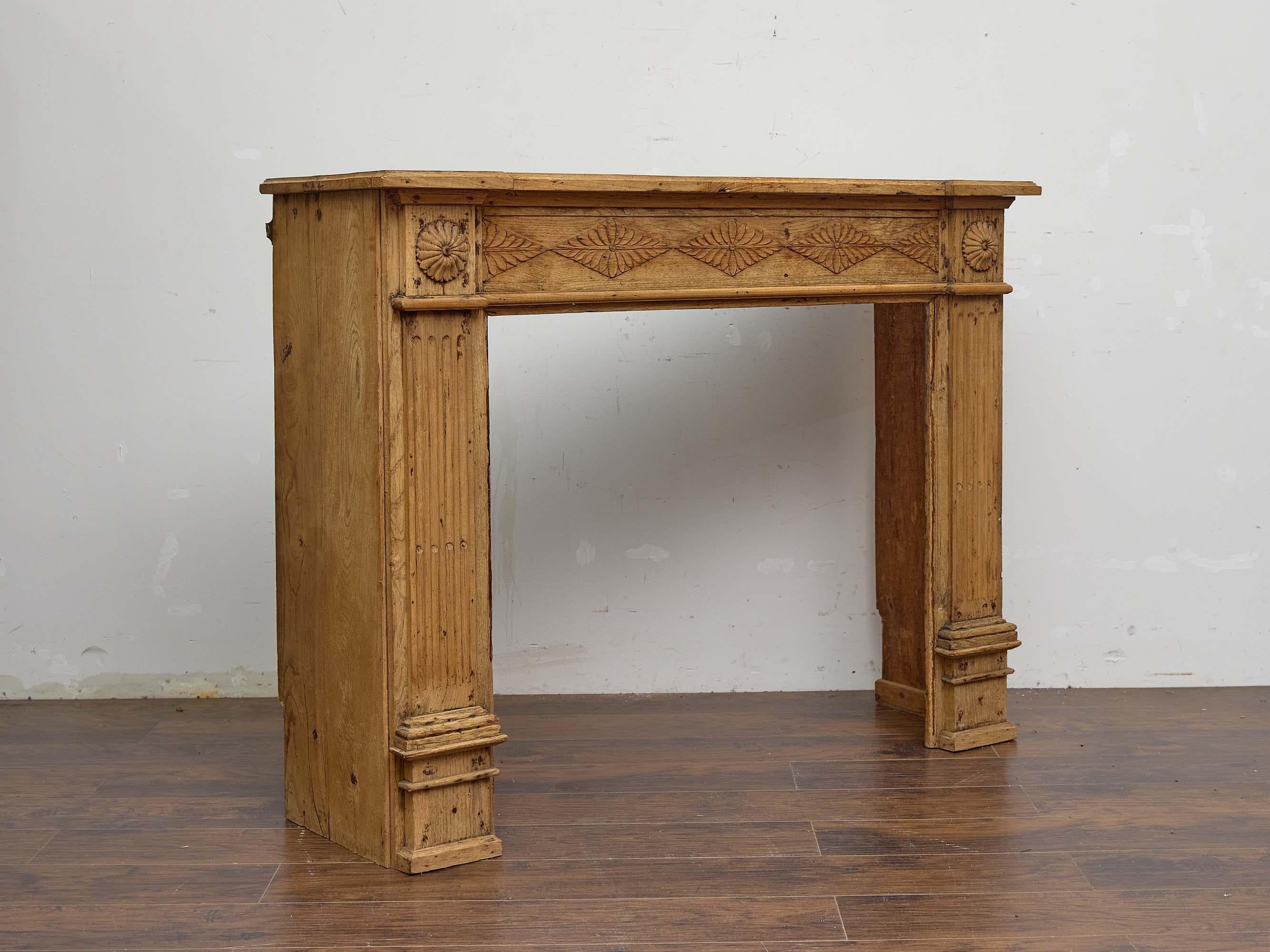 Cheminée à trumeau et miroir en chêne sculpté du XIXe siècle, composition en deux parties en vente 7