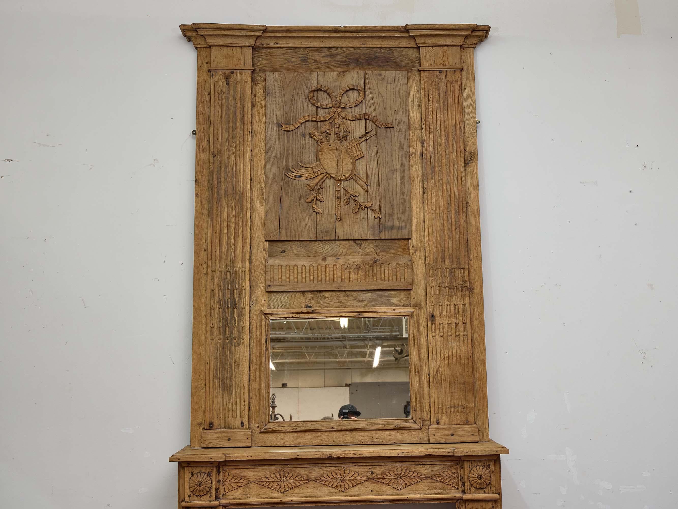 Louis XVI Cheminée à trumeau et miroir en chêne sculpté du XIXe siècle, composition en deux parties en vente
