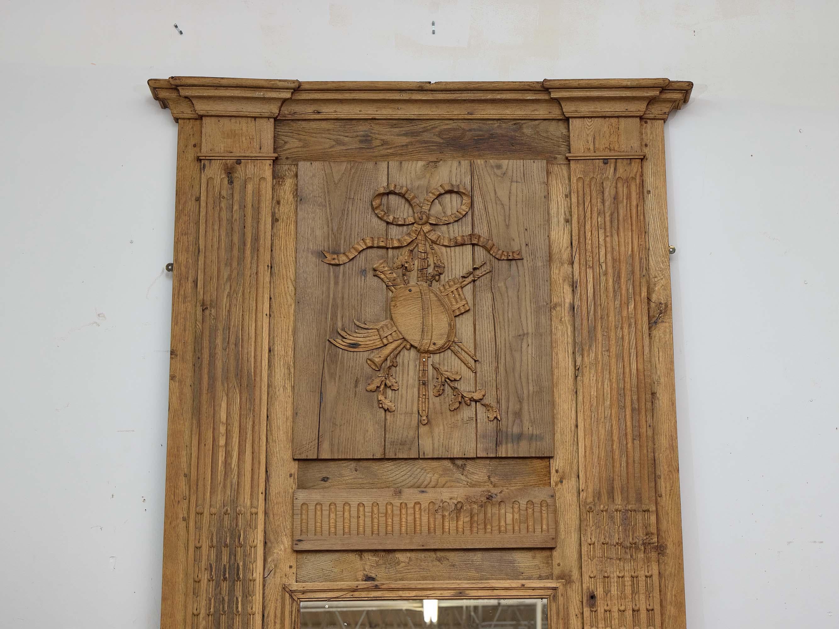 Français Cheminée à trumeau et miroir en chêne sculpté du XIXe siècle, composition en deux parties en vente