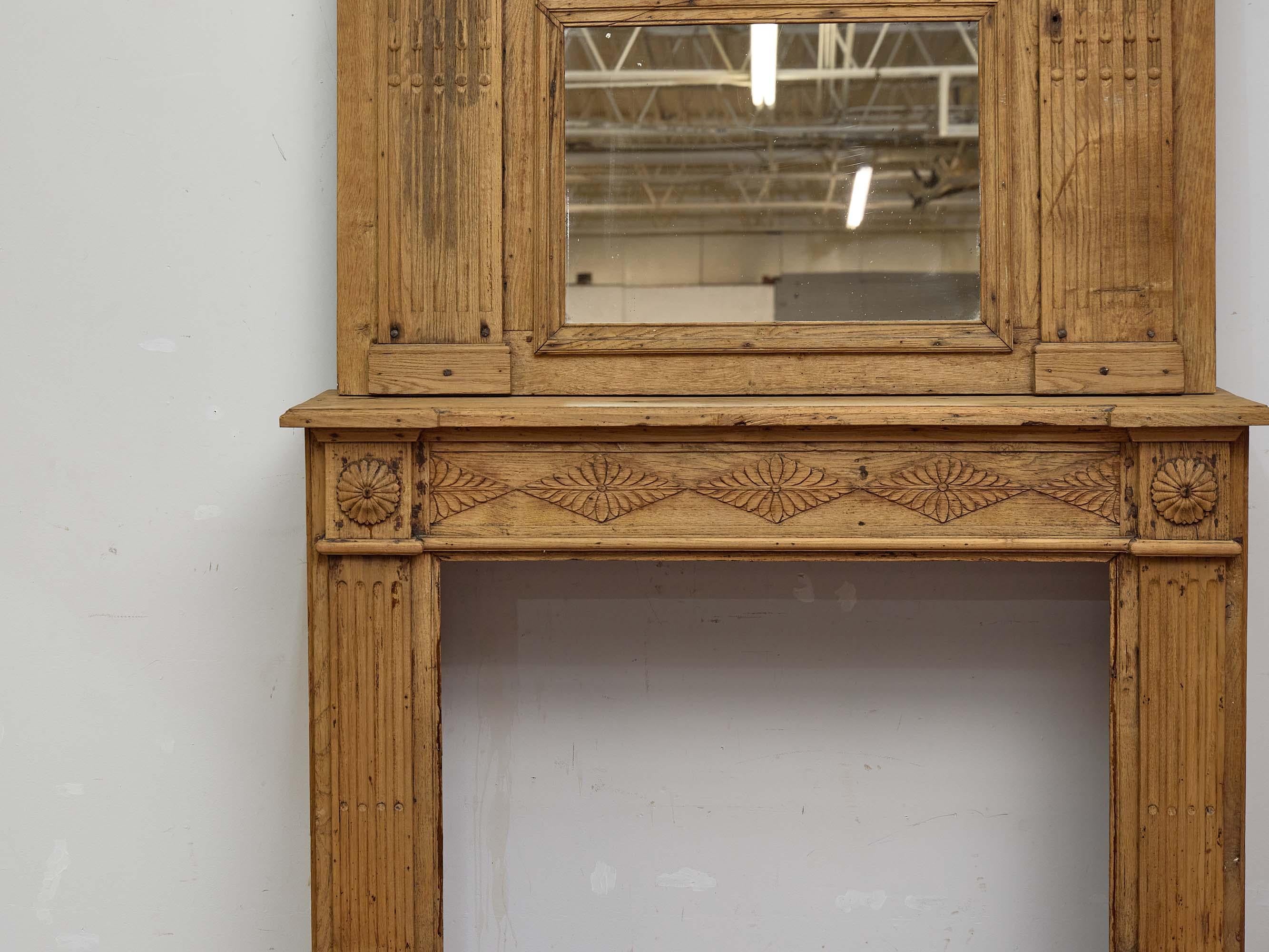 Sculpté Cheminée à trumeau et miroir en chêne sculpté du XIXe siècle, composition en deux parties en vente