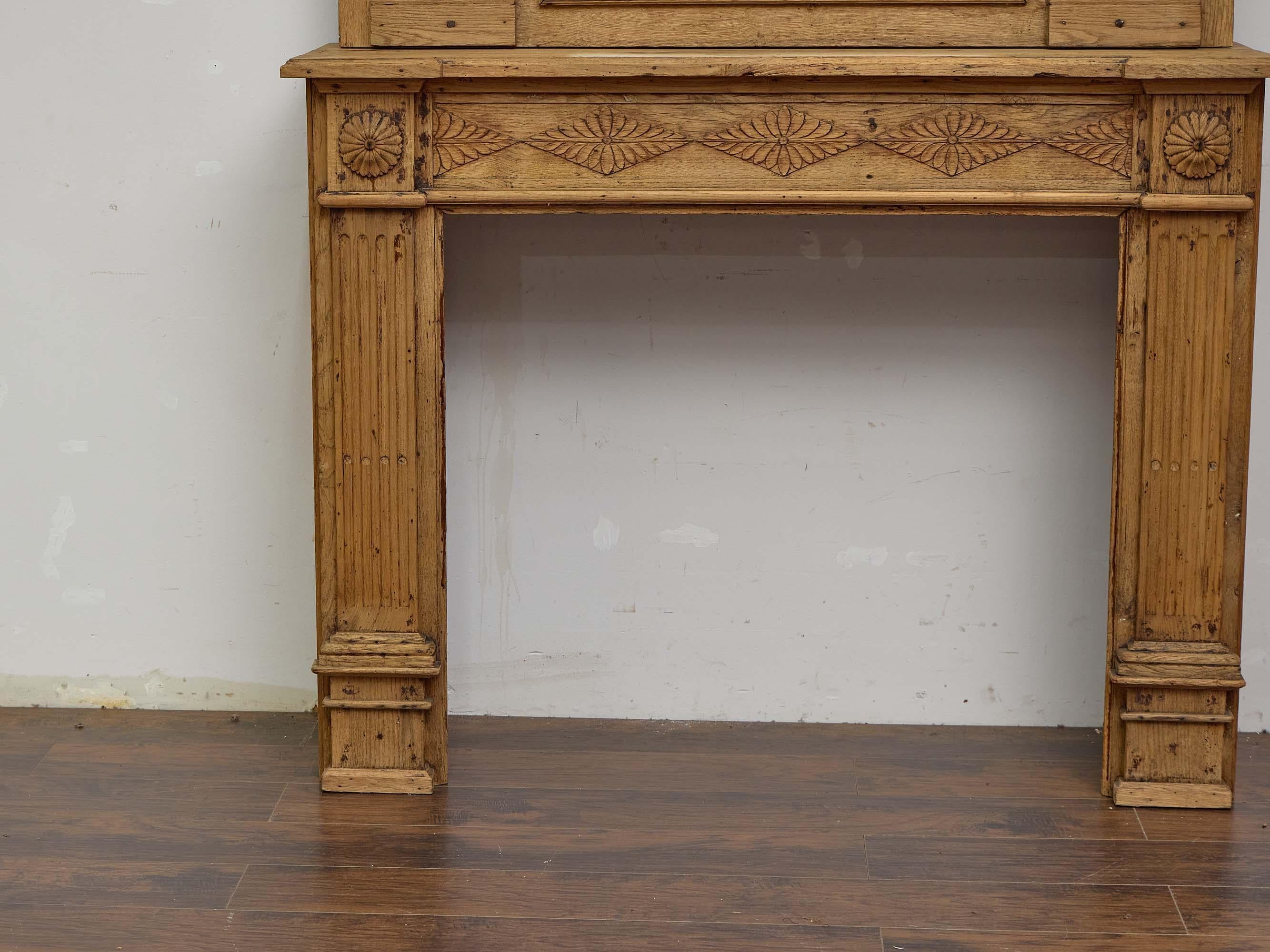 Cheminée à trumeau et miroir en chêne sculpté du XIXe siècle, composition en deux parties Bon état - En vente à Atlanta, GA