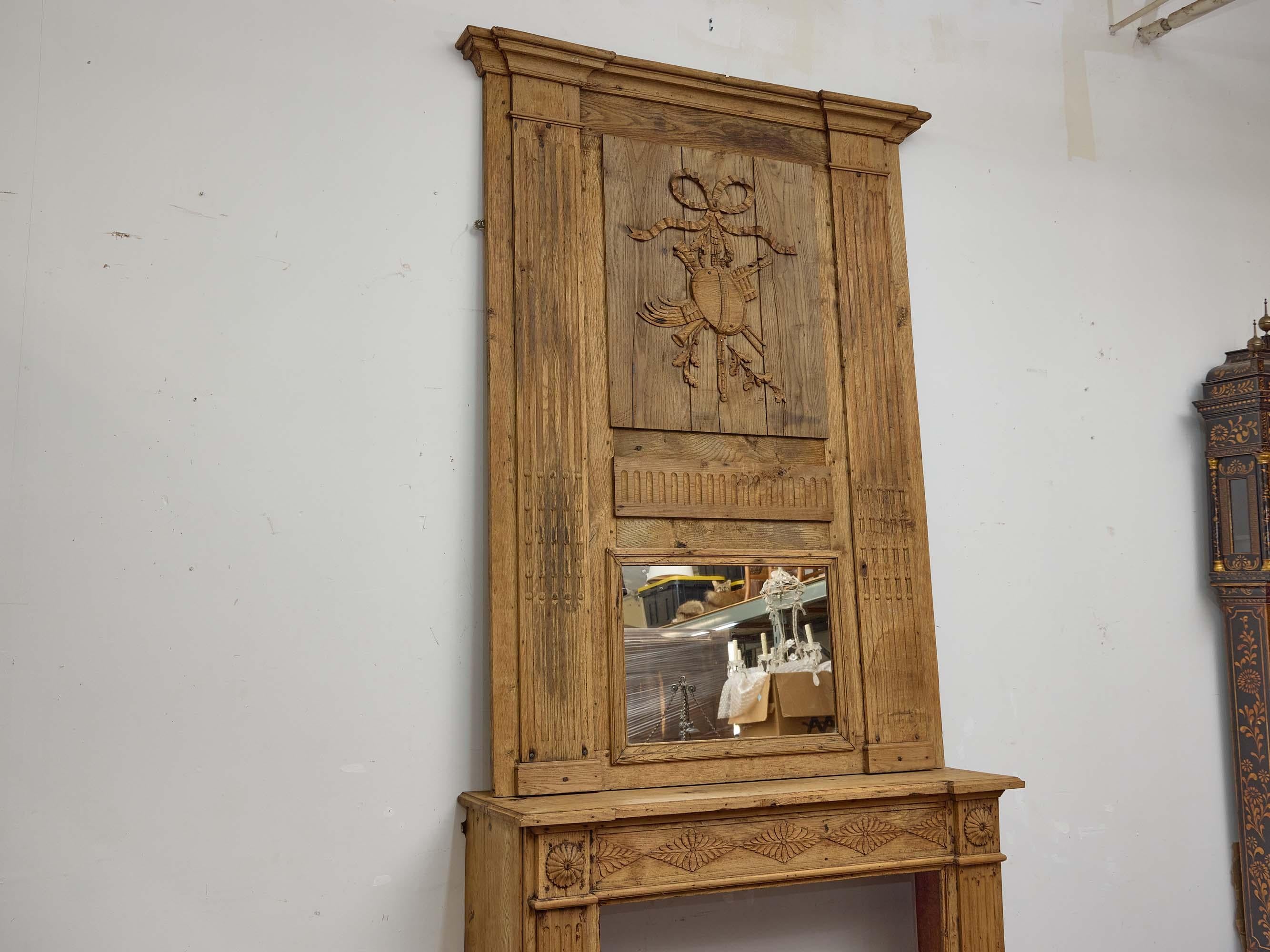 Cheminée à trumeau et miroir en chêne sculpté du XIXe siècle, composition en deux parties en vente 1