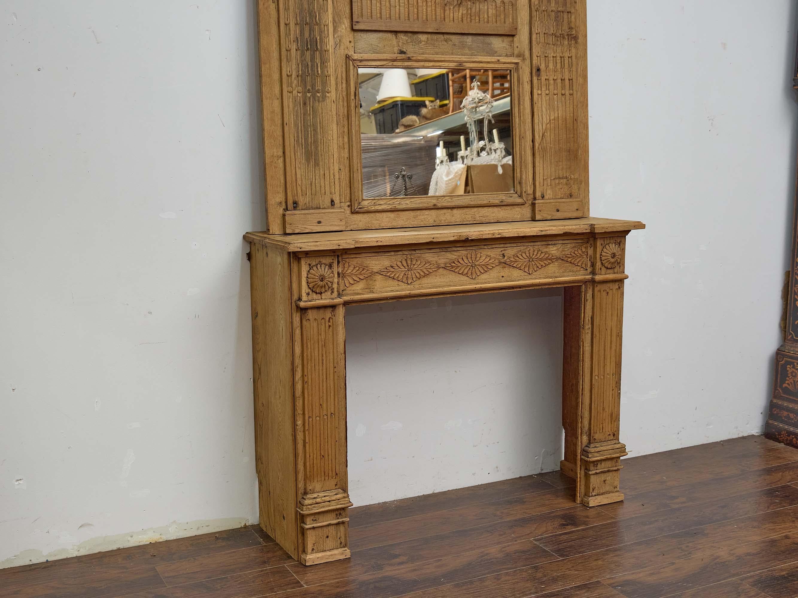 Cheminée à trumeau et miroir en chêne sculpté du XIXe siècle, composition en deux parties en vente 2