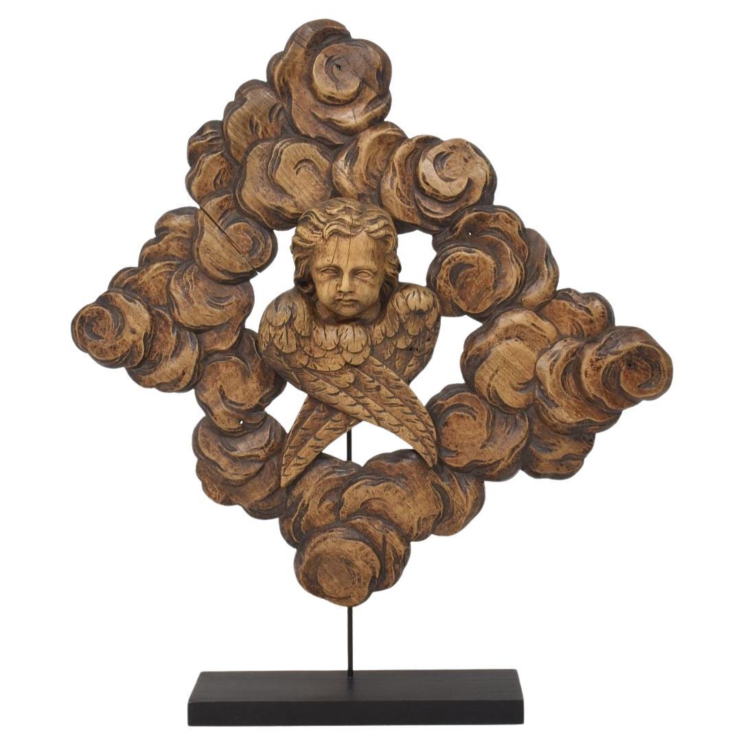 Ornamento in legno di quercia intagliato del XIX secolo con testa d'angelo alata tra le nuvole