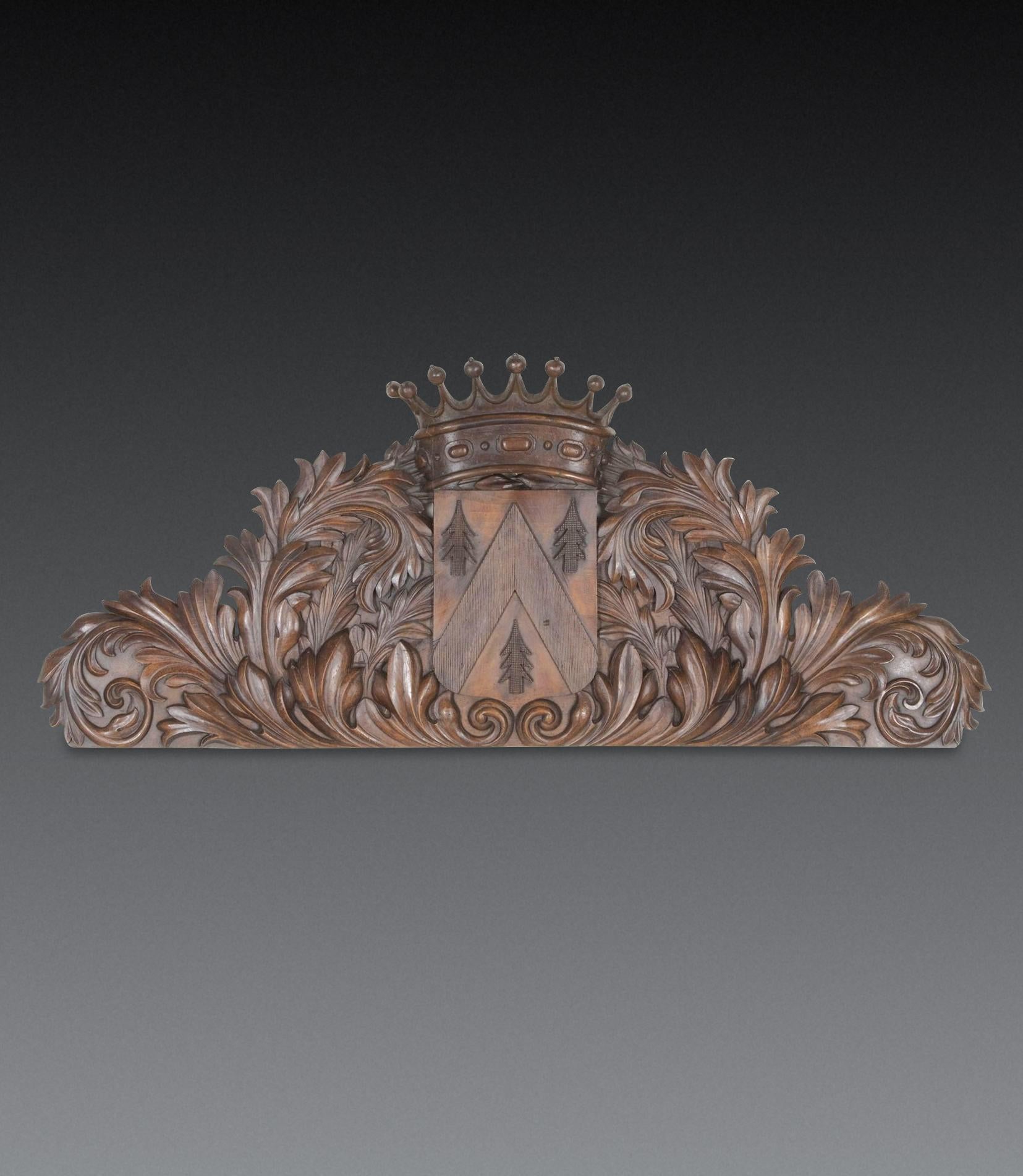 Ein gut geschnitztes französisches Wandpaneel oder eine Übertür aus dem 19.
Mit hervorstehender zentraler Krone, mit Perlen- und Spulenschnitzerei und Schild oder Wappen darunter. Flankiert von kunstvollen Akanthus-Ranken. Circa 1830.
H: 51 cm (20