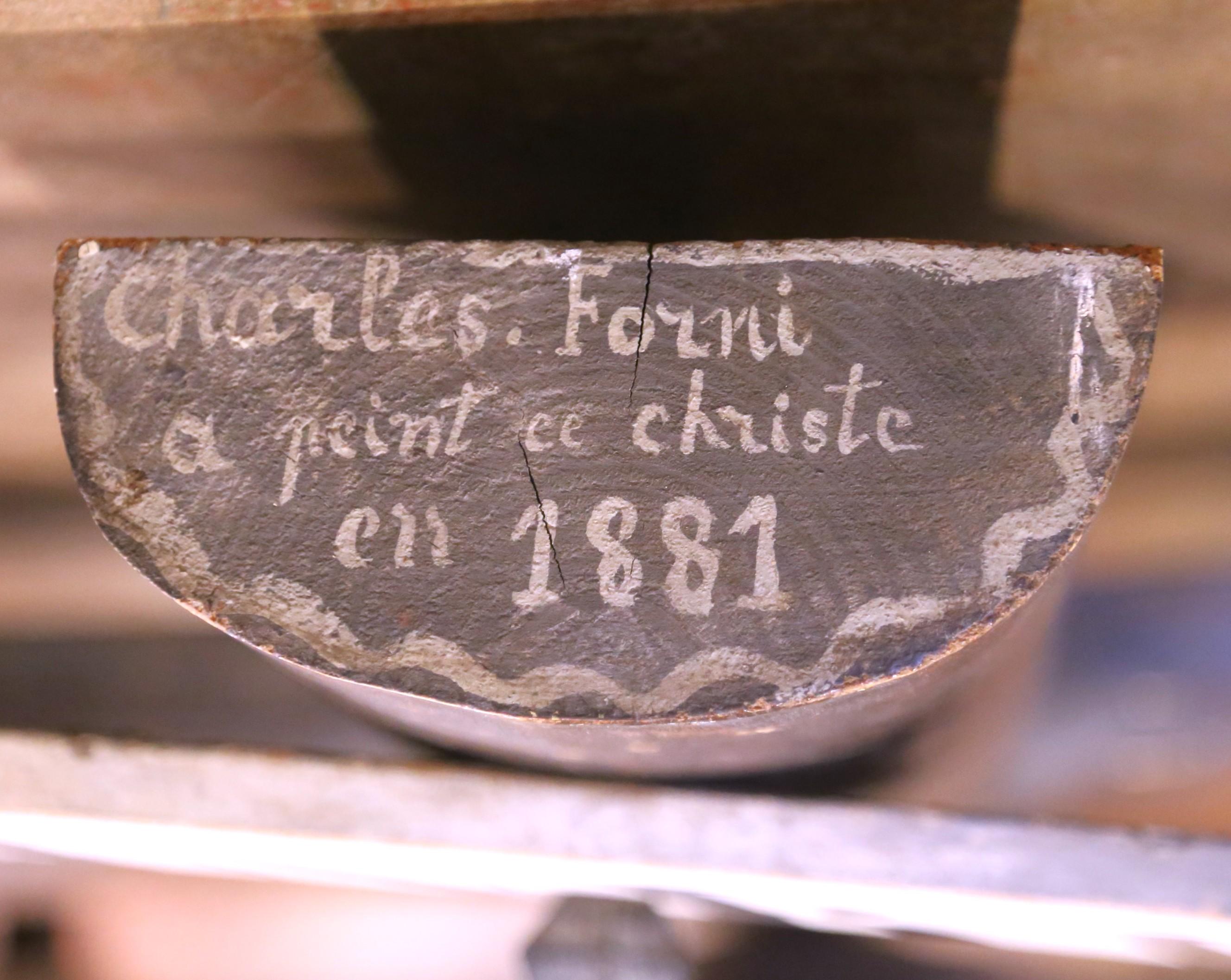 Ce crucifix français monumental grandeur nature constitue une affirmation spirituelle spectaculaire. Trouvée dans une chapelle privée de la vallée du Rhône à Lyon, en France, la relique, qui mesure une taille impressionnante de 89 pouces, représente