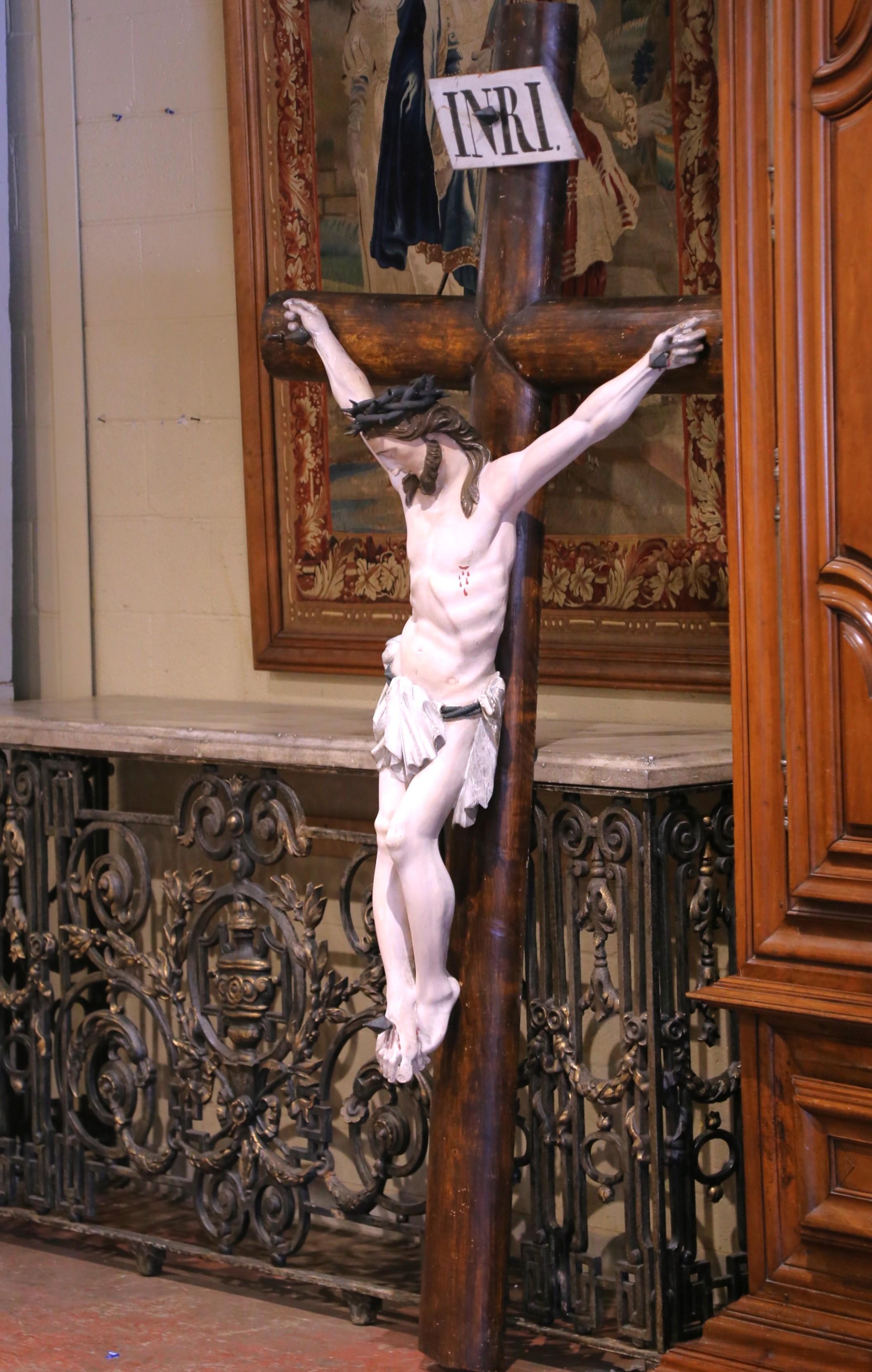 Français Crucifix français du 19ème siècle sculpté et peint polychrome signé Charles Forni 1881 en vente