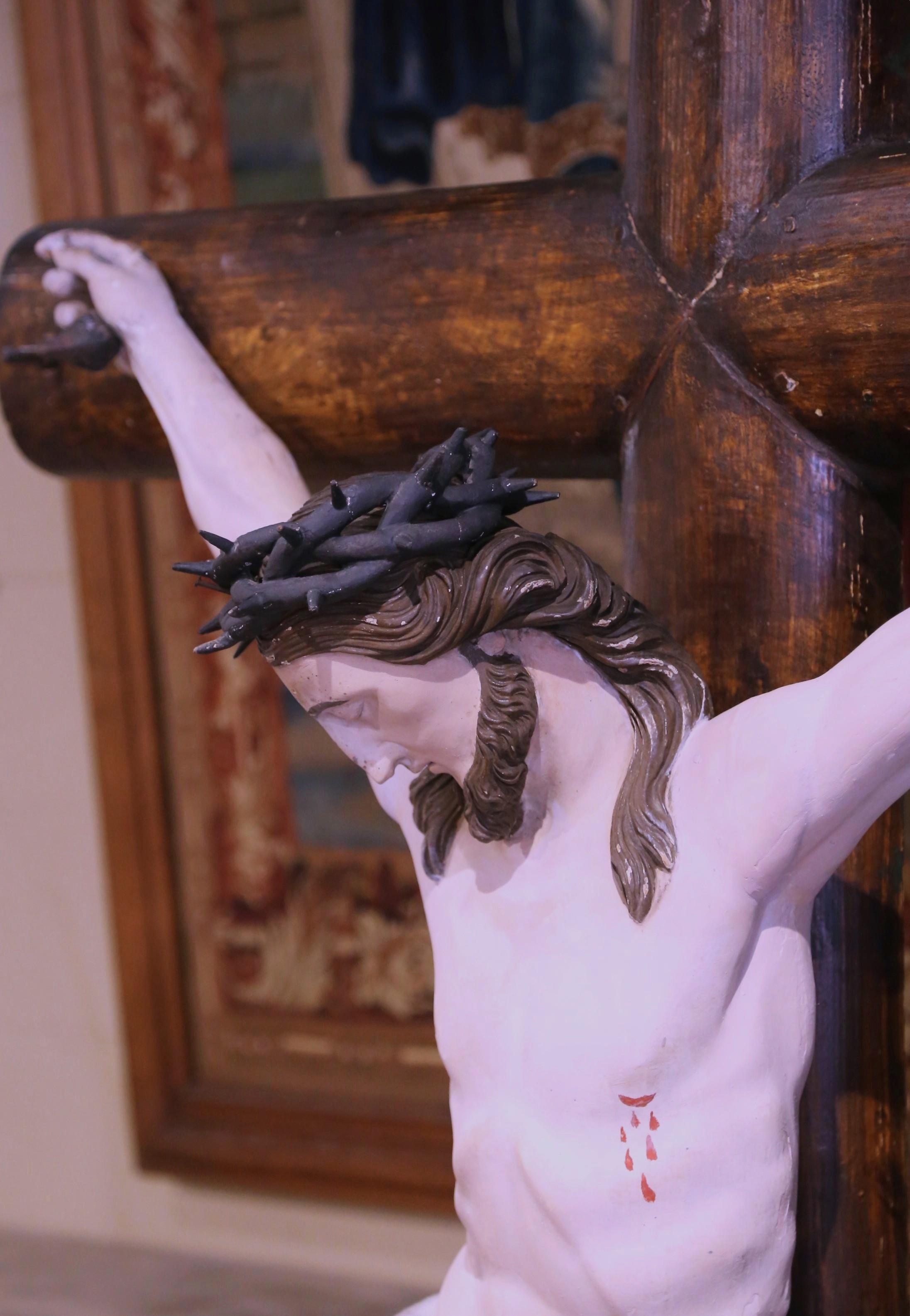 Sculpté à la main Crucifix français du 19ème siècle sculpté et peint polychrome signé Charles Forni 1881 en vente