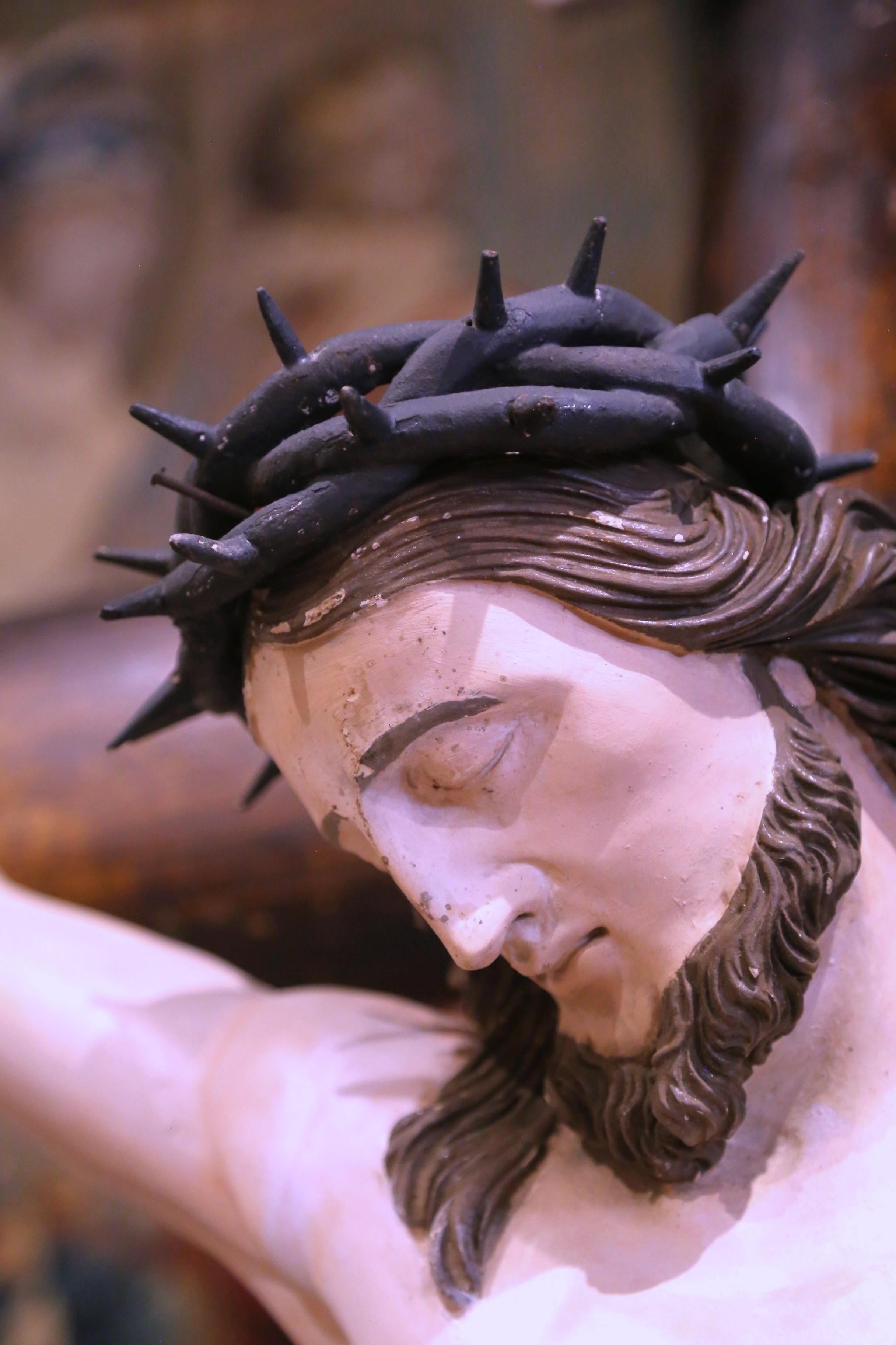 Crucifix français du 19ème siècle sculpté et peint polychrome signé Charles Forni 1881 Excellent état - En vente à Dallas, TX