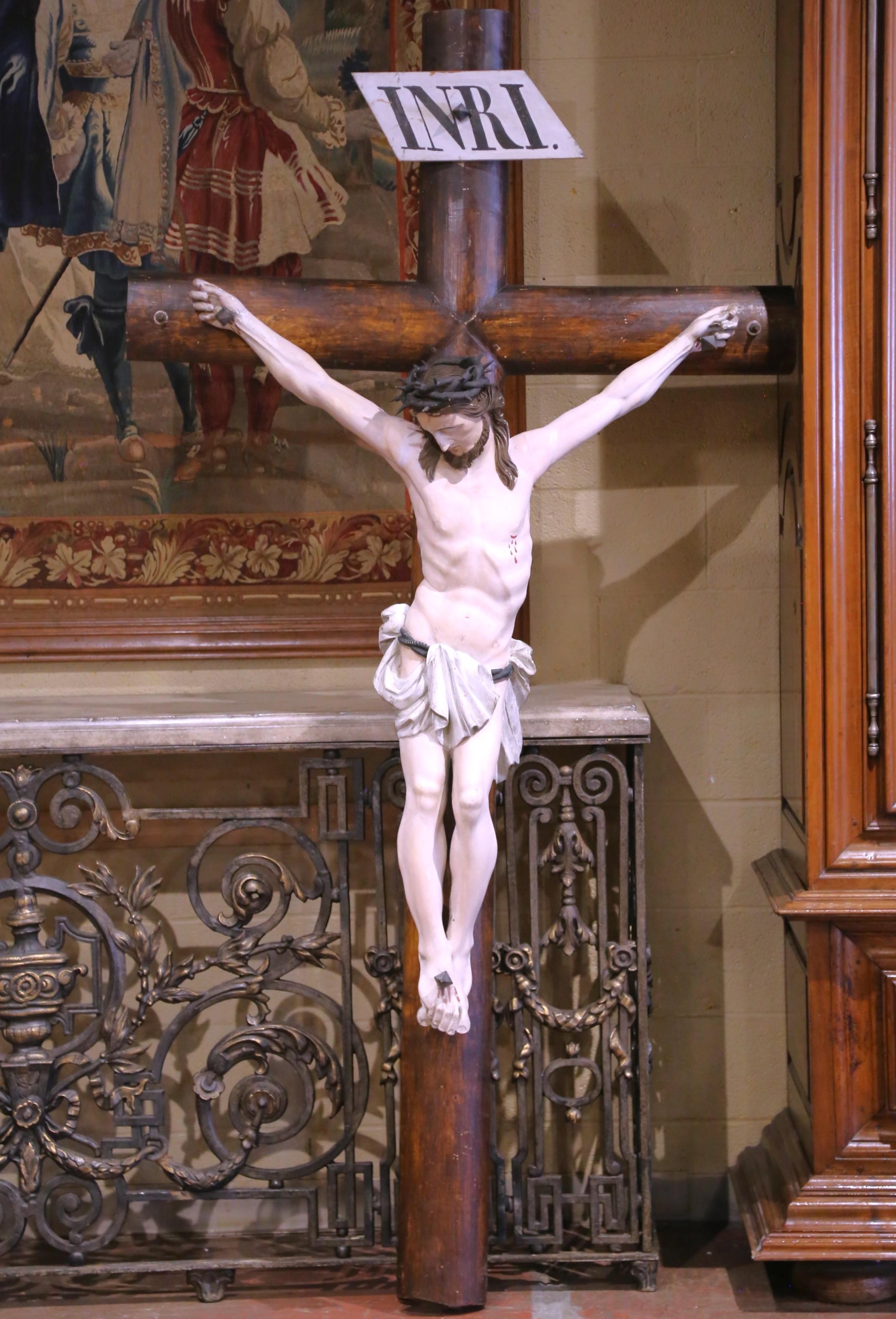 XIXe siècle Crucifix français du 19ème siècle sculpté et peint polychrome signé Charles Forni 1881 en vente