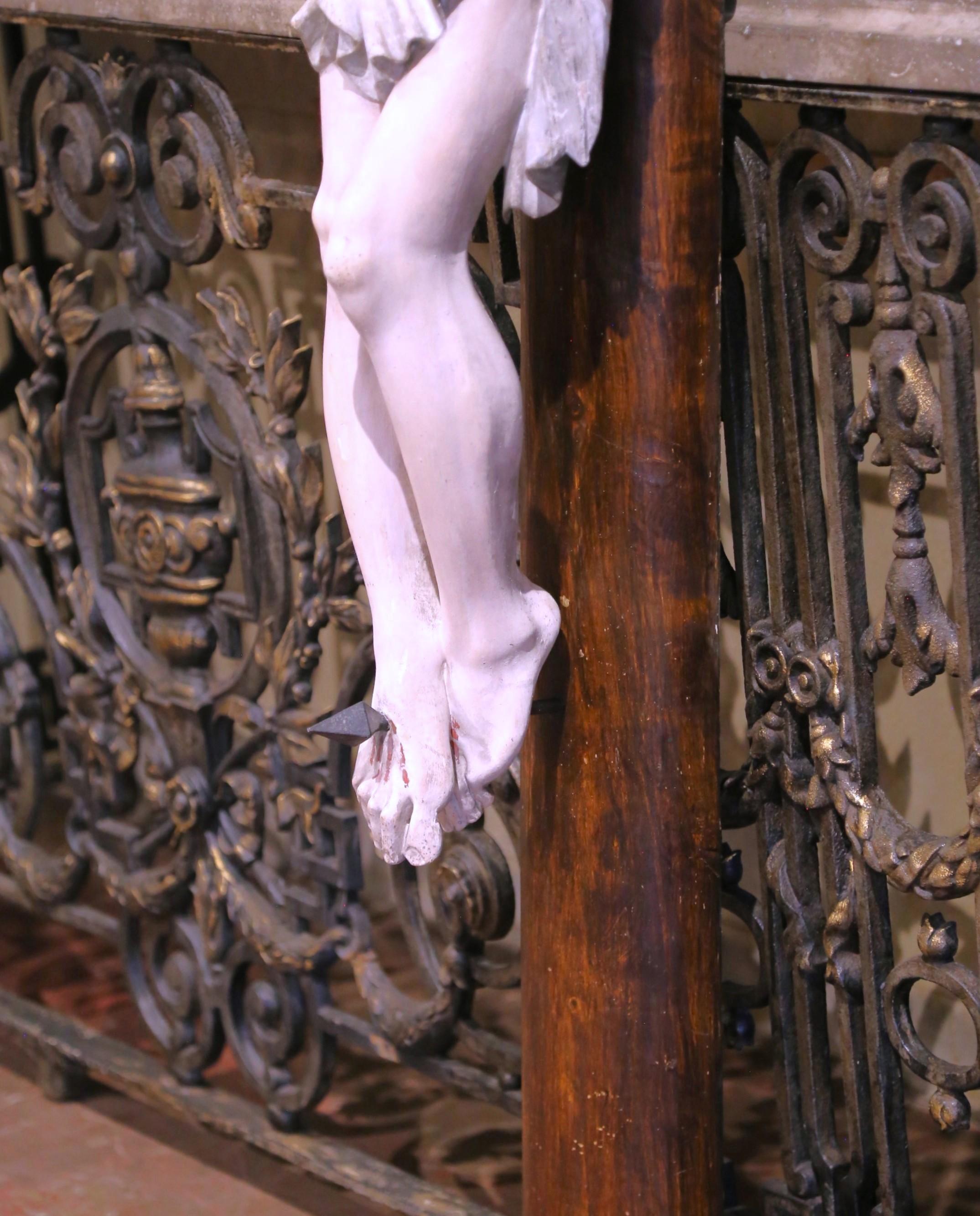 Crucifix français du 19ème siècle sculpté et peint polychrome signé Charles Forni 1881 en vente 2
