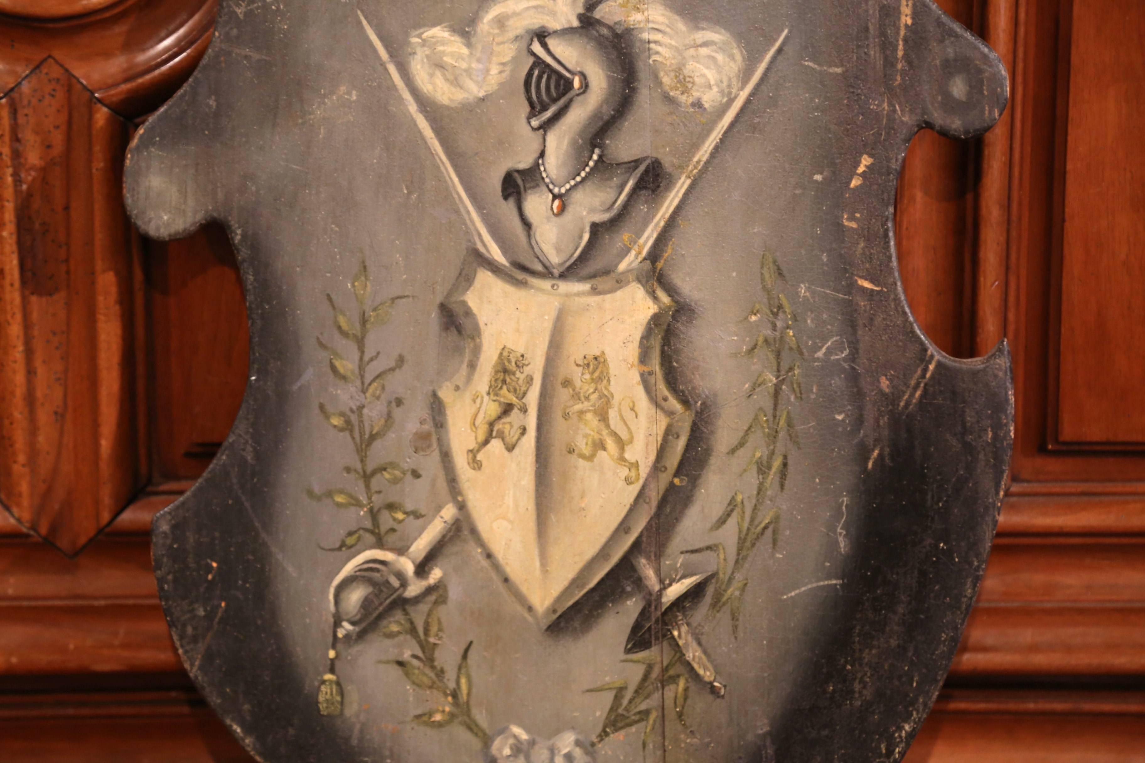 Französischer geschnitzter, bemalter Wandschild mit Familienwappen aus dem 19. Jahrhundert (Handbemalt) im Angebot