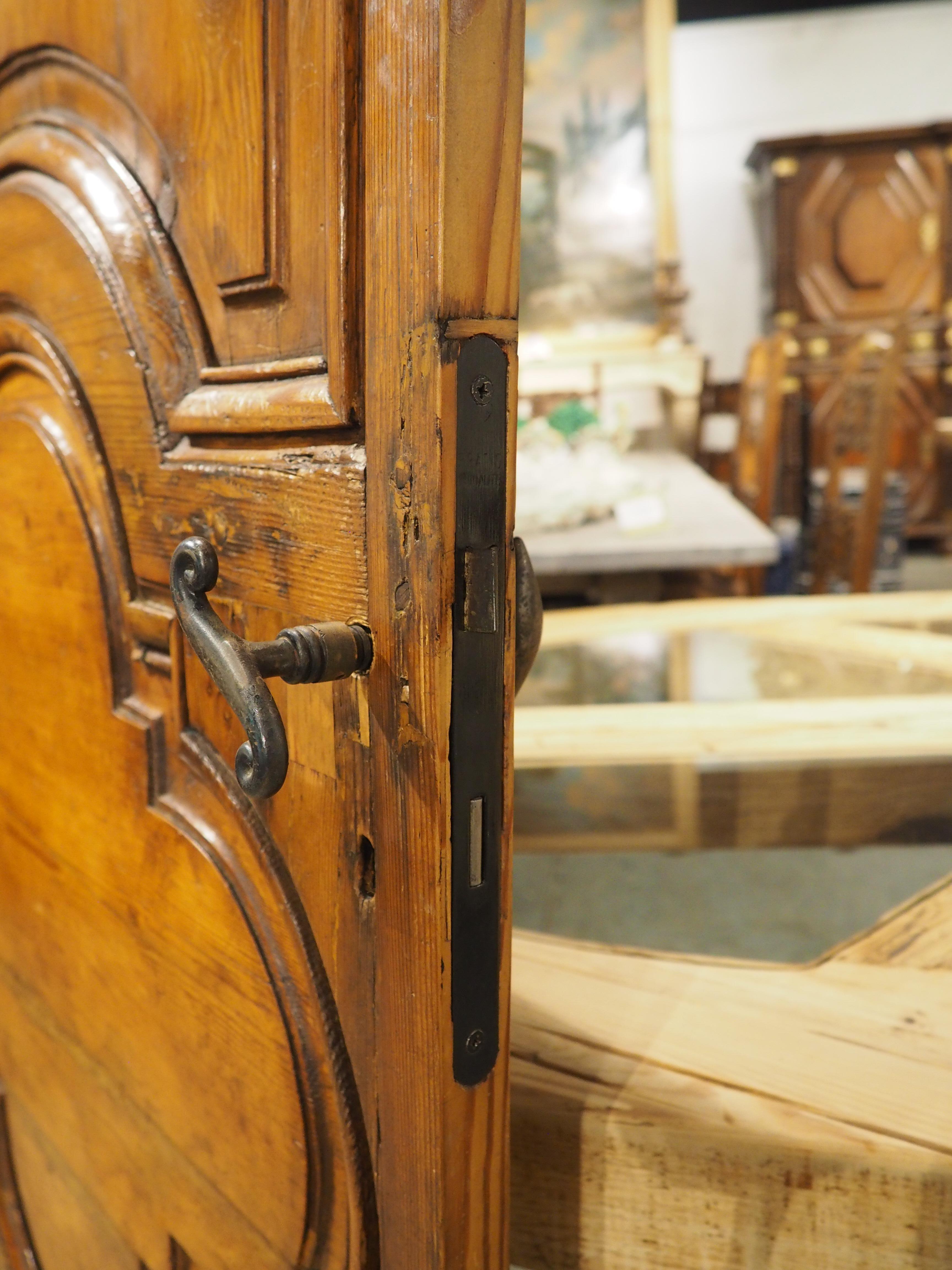 Français Porte d'intérieur en pin sculpté de Marseille, 19e siècle en vente