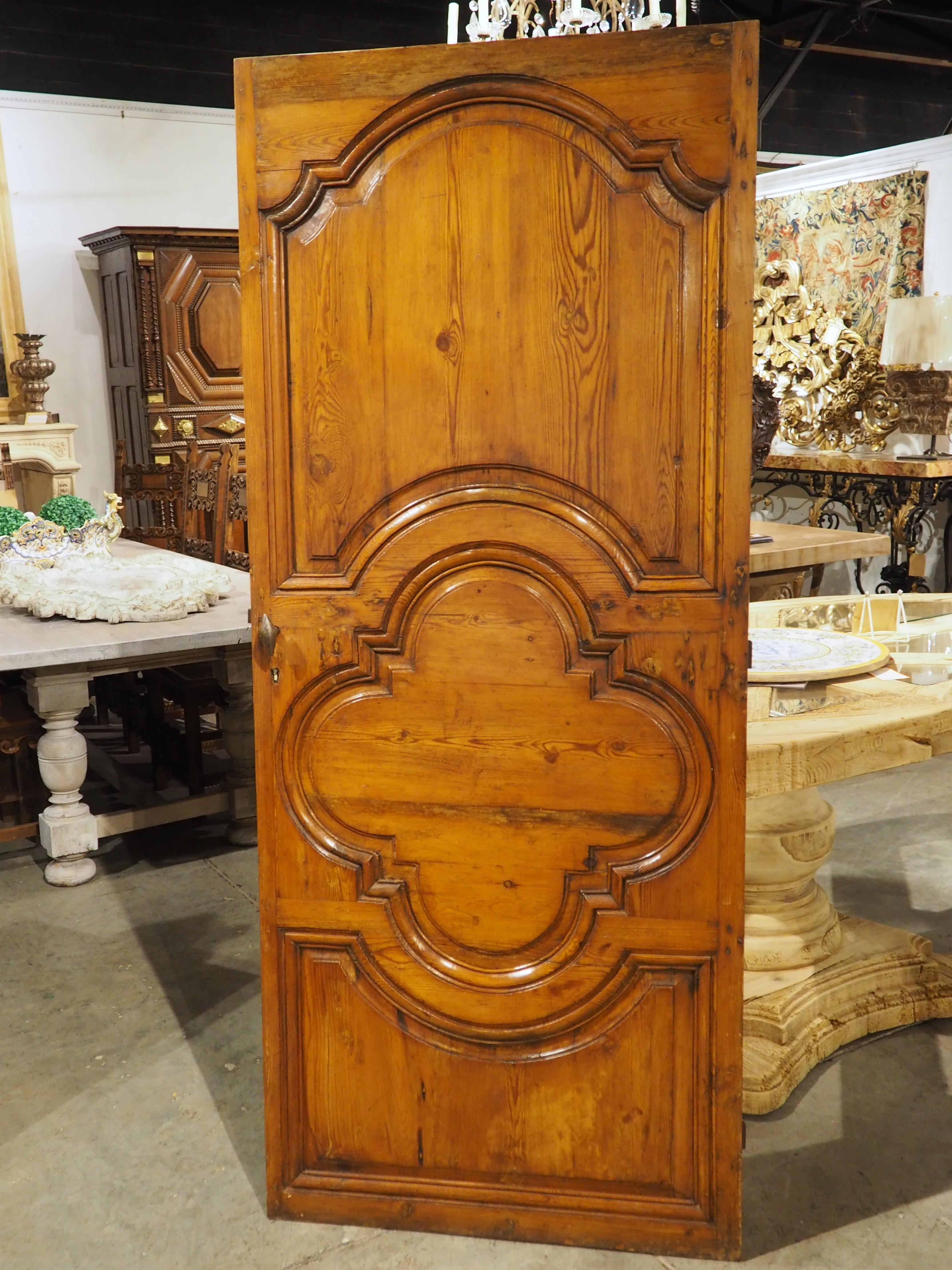 Sculpté à la main Porte d'intérieur en pin sculpté de Marseille, 19e siècle en vente