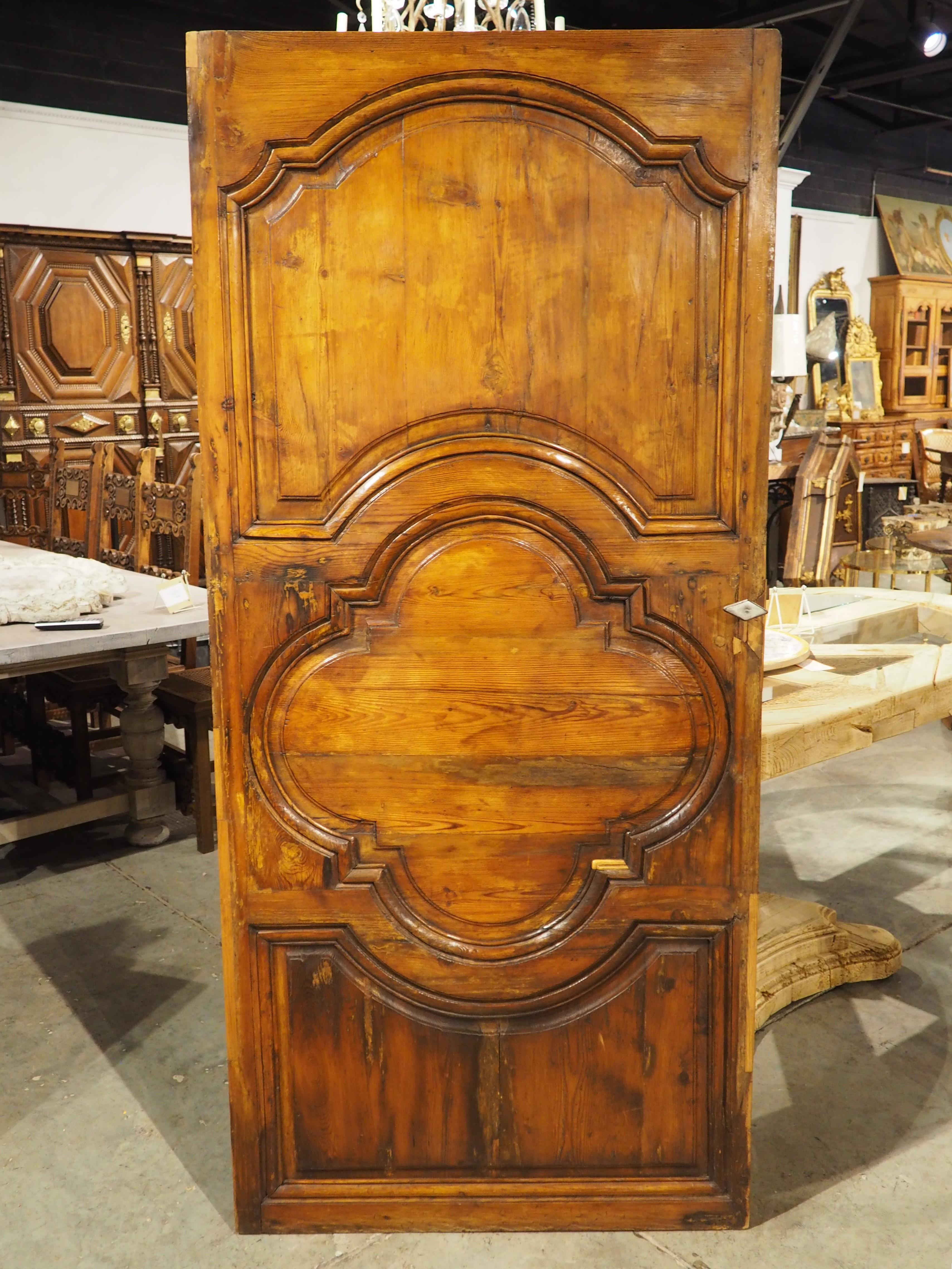 Sculpté à la main Porte d'intérieur en pin sculpté de Marseille, 19e siècle en vente