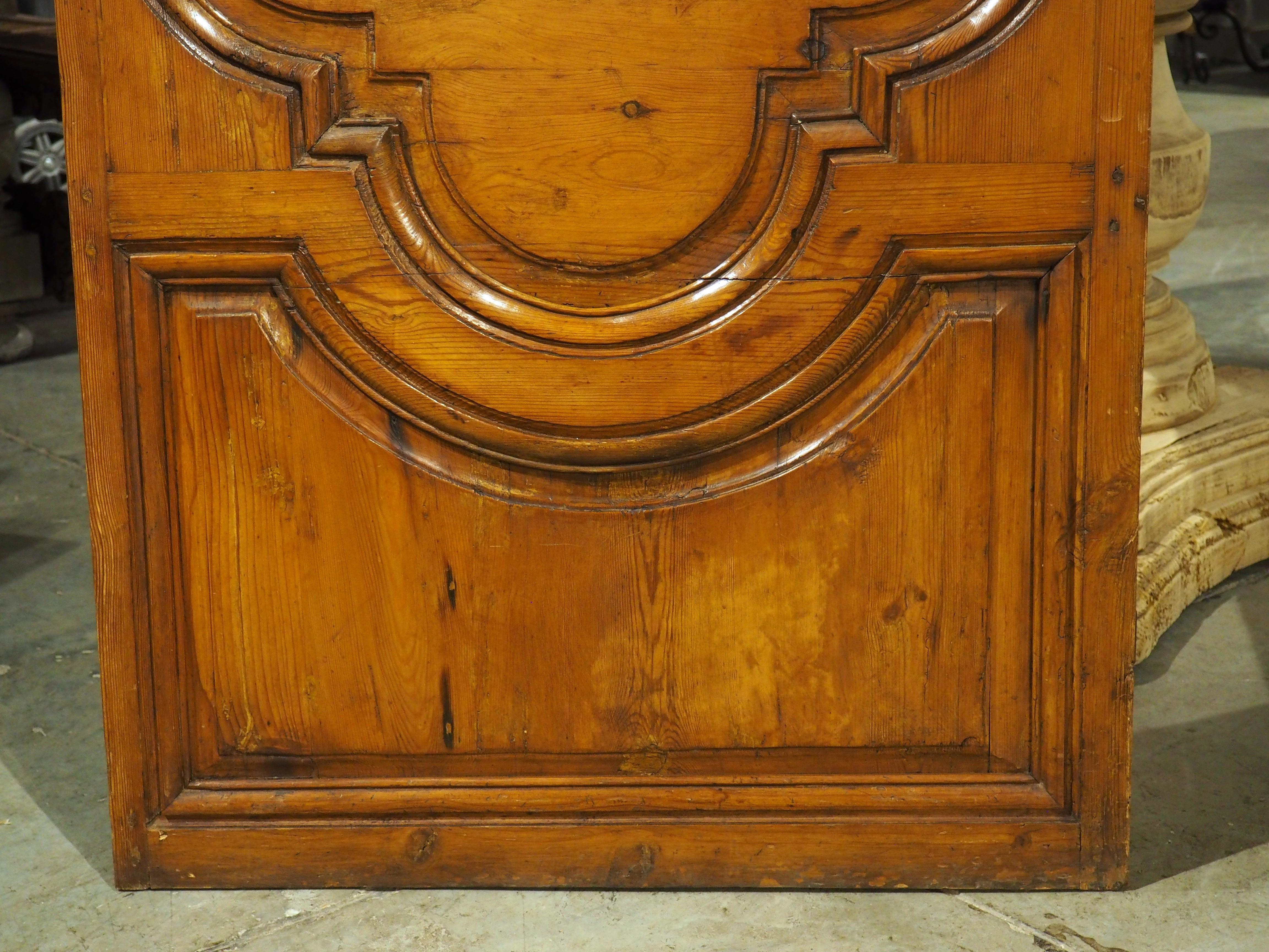 Porte d'intérieur en pin sculpté de Marseille, 19e siècle Bon état - En vente à Dallas, TX