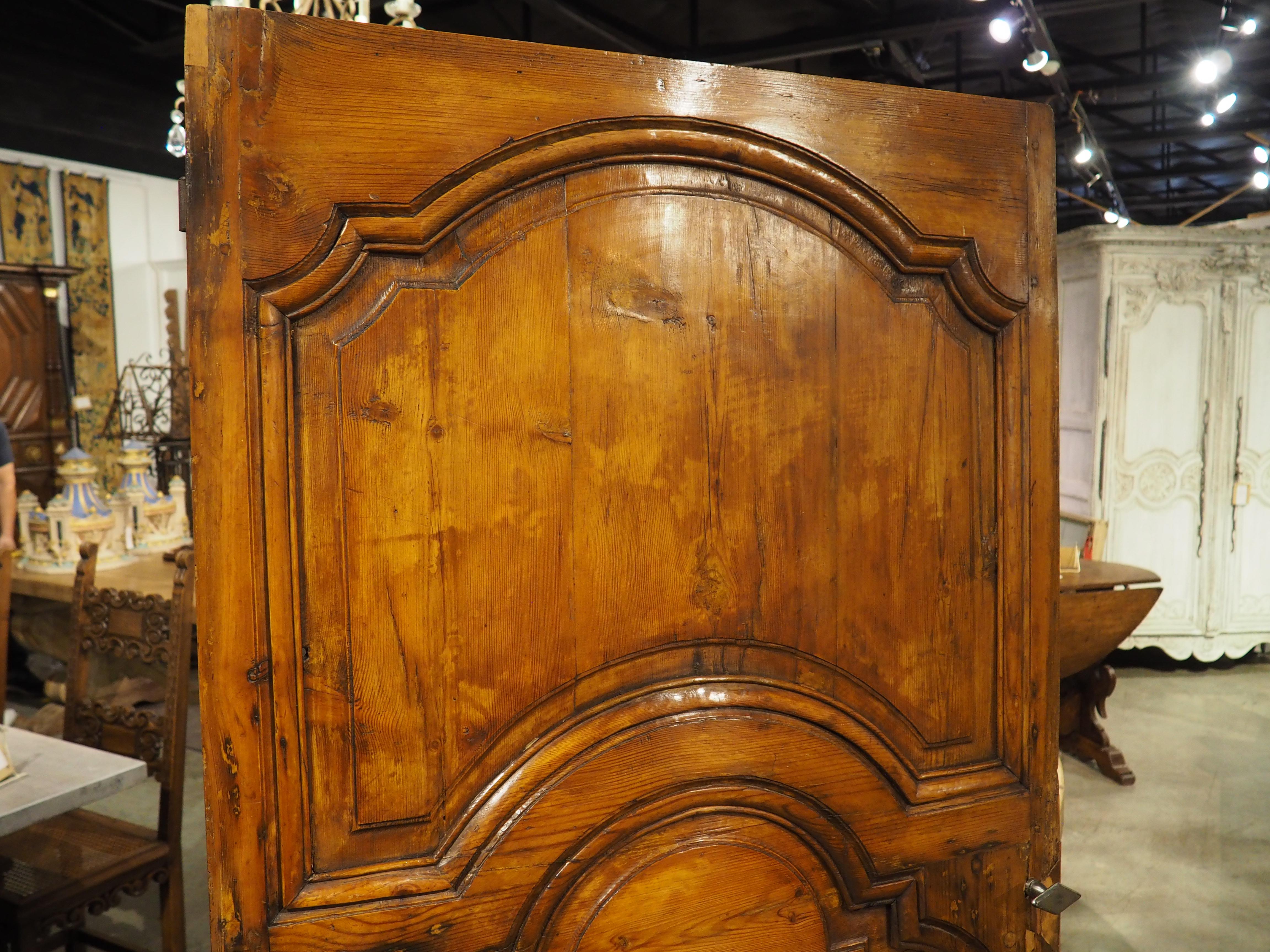 Porte d'intérieur en pin sculpté de Marseille, 19e siècle Bon état - En vente à Dallas, TX