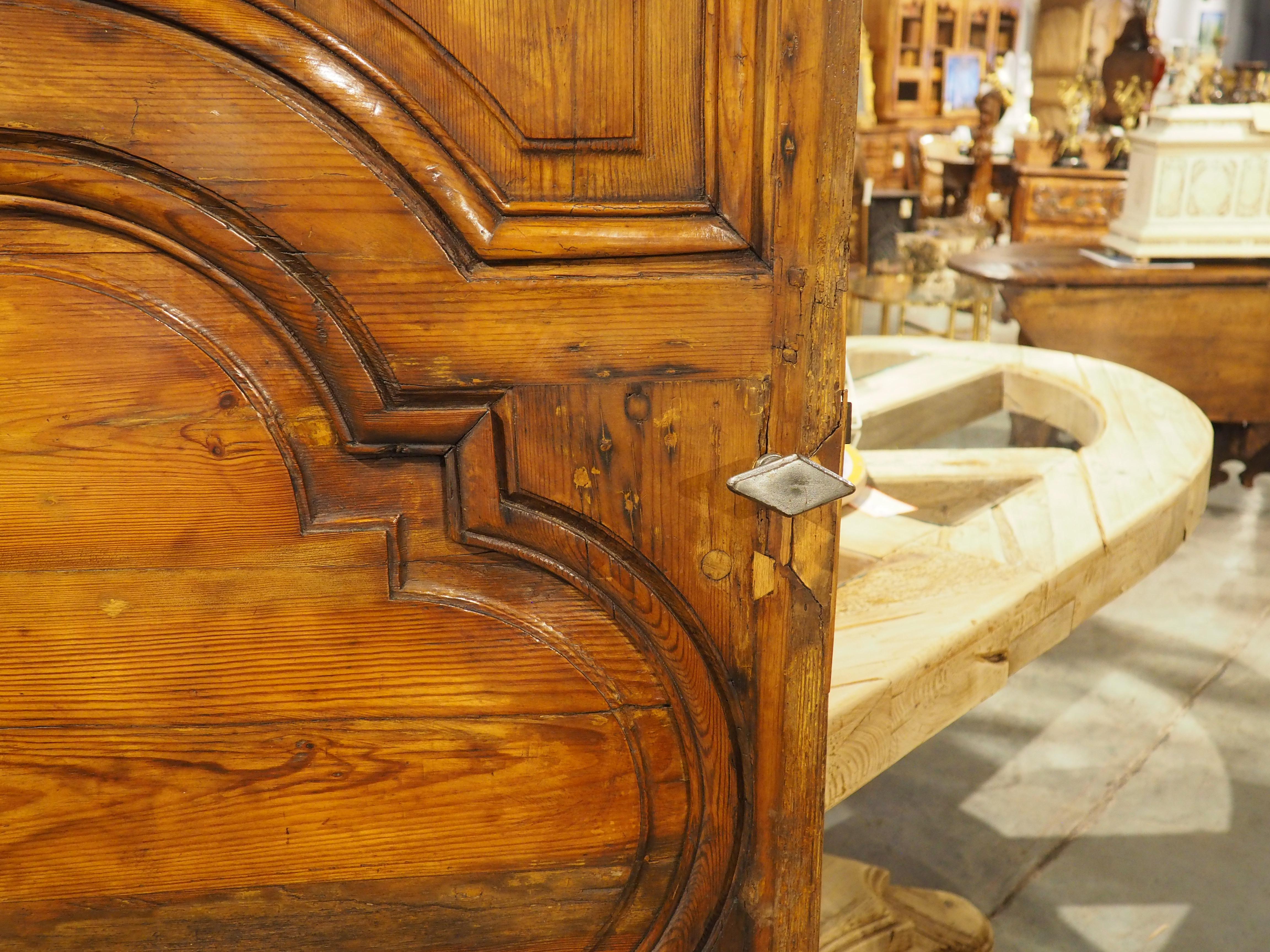 Porte d'intérieur en pin sculpté de Marseille, 19e siècle en vente 1