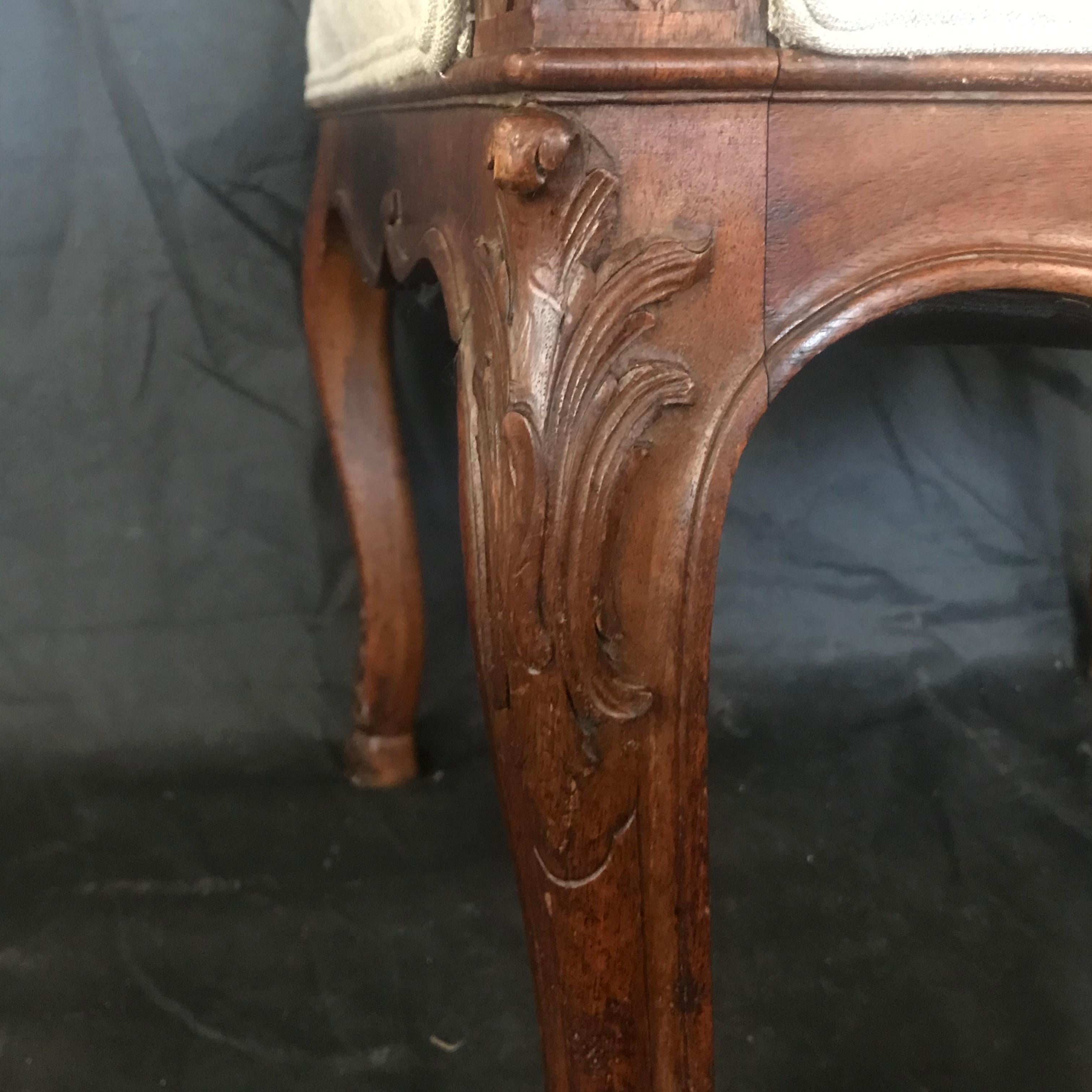 Sedia francese del XIX secolo in stile Regency intagliata in legno di noce con braccioli a spirale in vendita 5