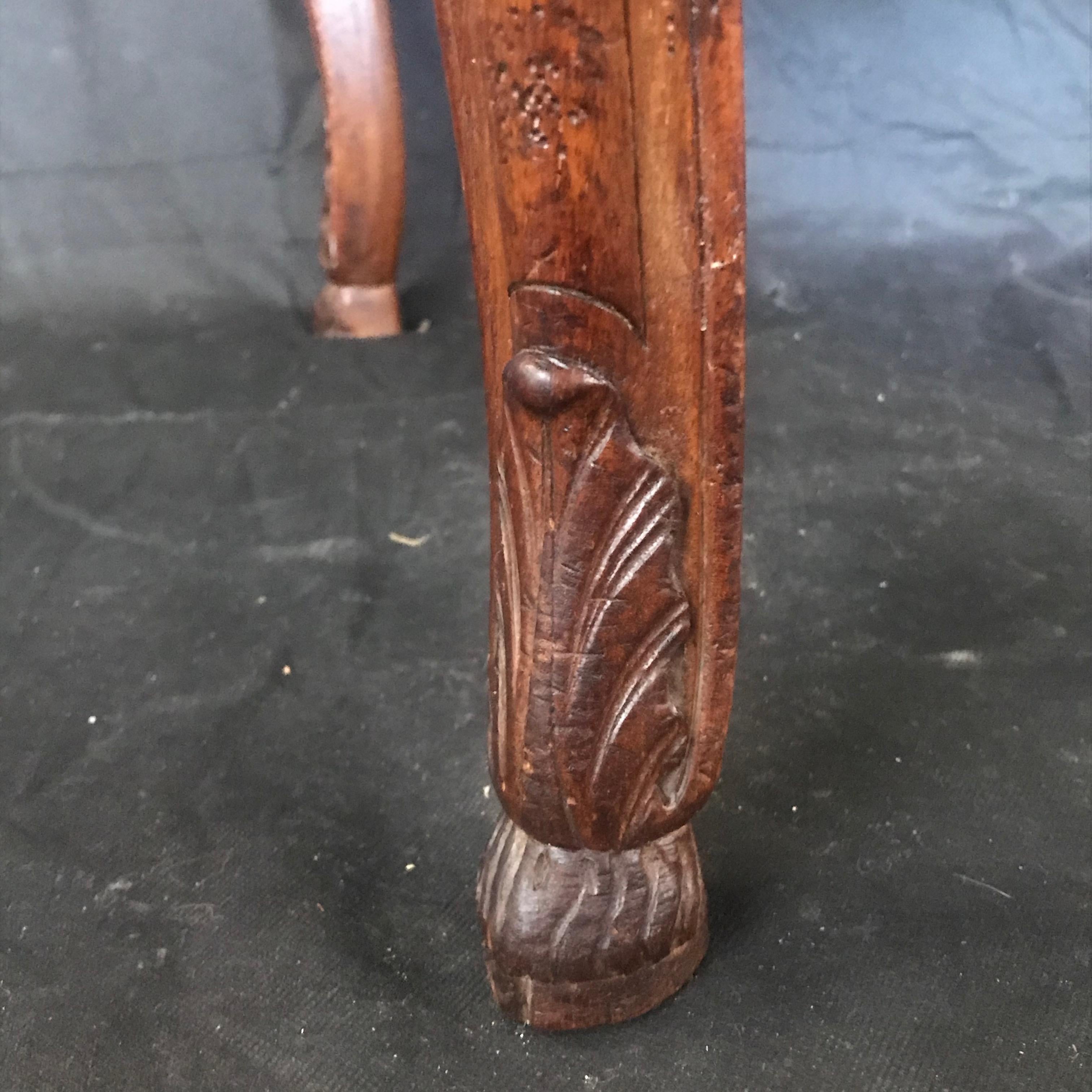 Sedia francese del XIX secolo in stile Regency intagliata in legno di noce con braccioli a spirale in vendita 6