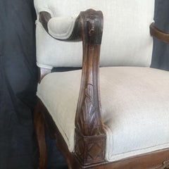 Chaise Régence française du 19ème siècle en noyer sculpté avec de fabuleuses pieds en forme de sabot