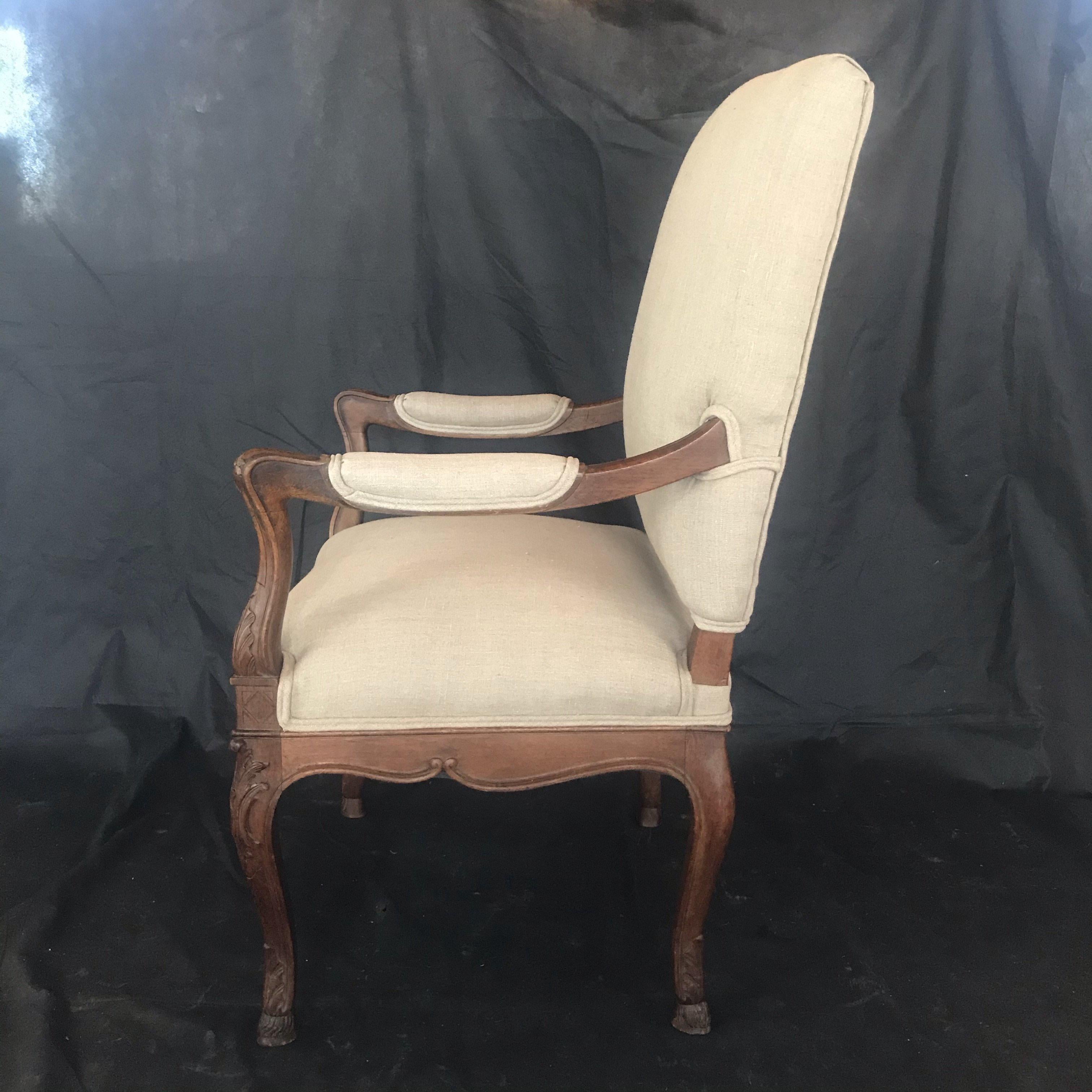 Französischer geschnitzter Regency-Stuhl aus Nussbaumholz mit fabelhaften Hooffüßen aus dem 19. Jahrhundert (Polster) im Angebot