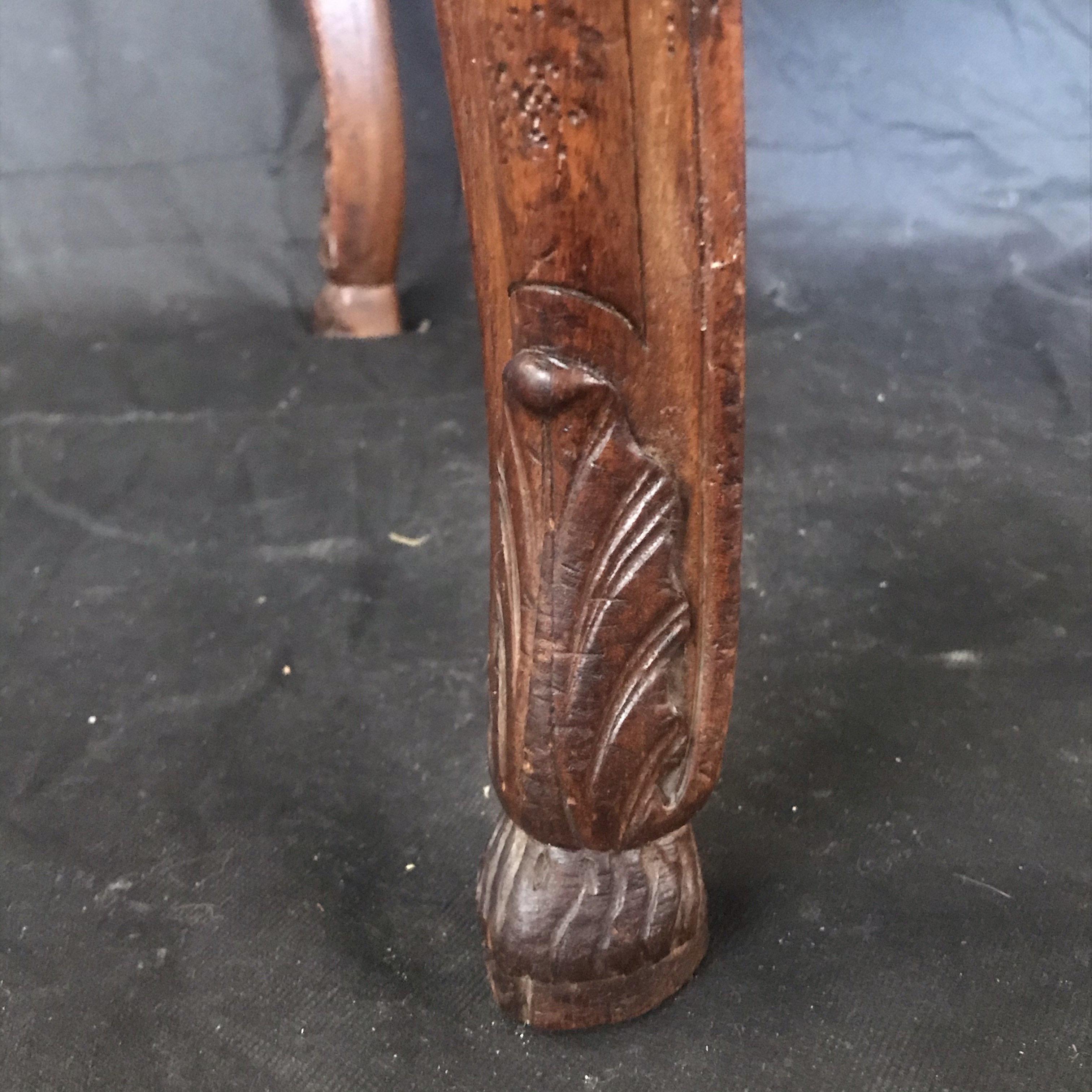 Französischer geschnitzter Regency-Stuhl aus Nussbaumholz mit fabelhaften Hooffüßen aus dem 19. Jahrhundert im Angebot 2