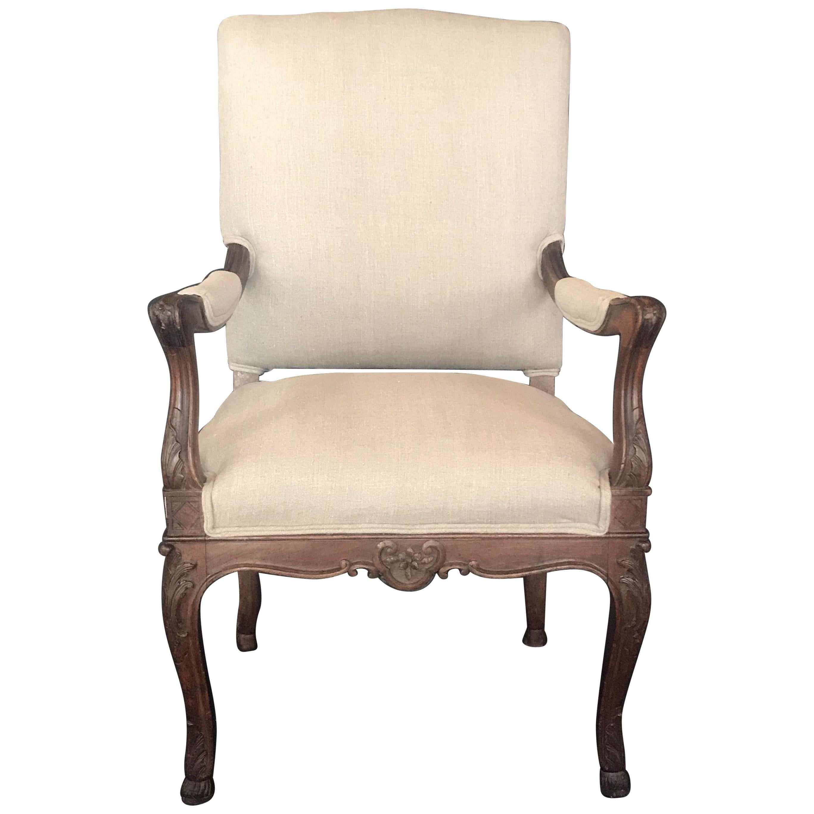 Französischer geschnitzter Regency-Stuhl aus Nussbaumholz mit fabelhaften Hooffüßen aus dem 19. Jahrhundert im Angebot