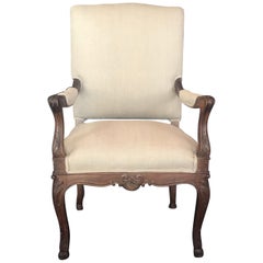 Französischer geschnitzter Regency-Stuhl aus Nussbaumholz mit fabelhaften Hooffüßen aus dem 19. Jahrhundert