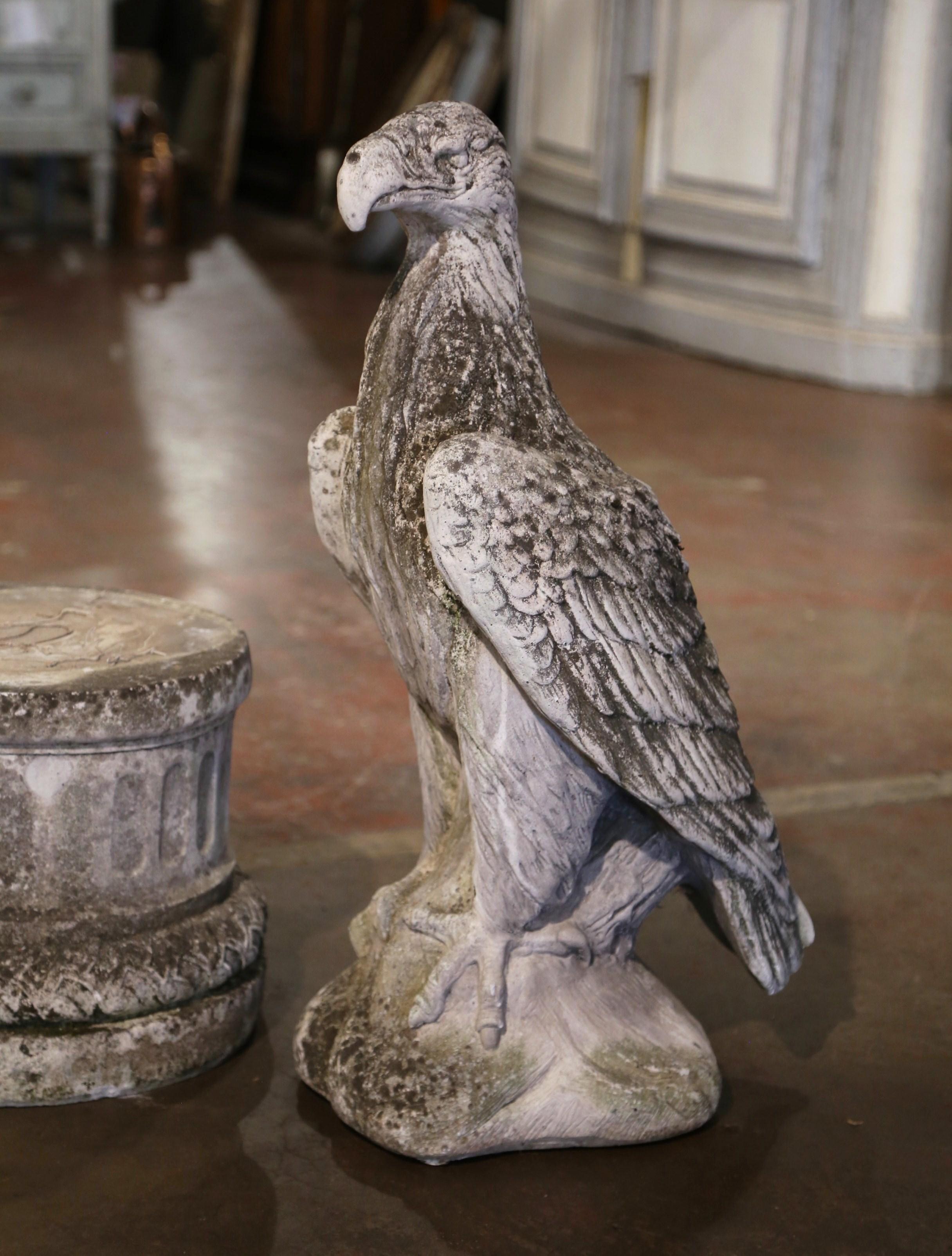 Sculpture d'aigle en pierre sculptée du 19ème siècle sur piédestal en vente 3