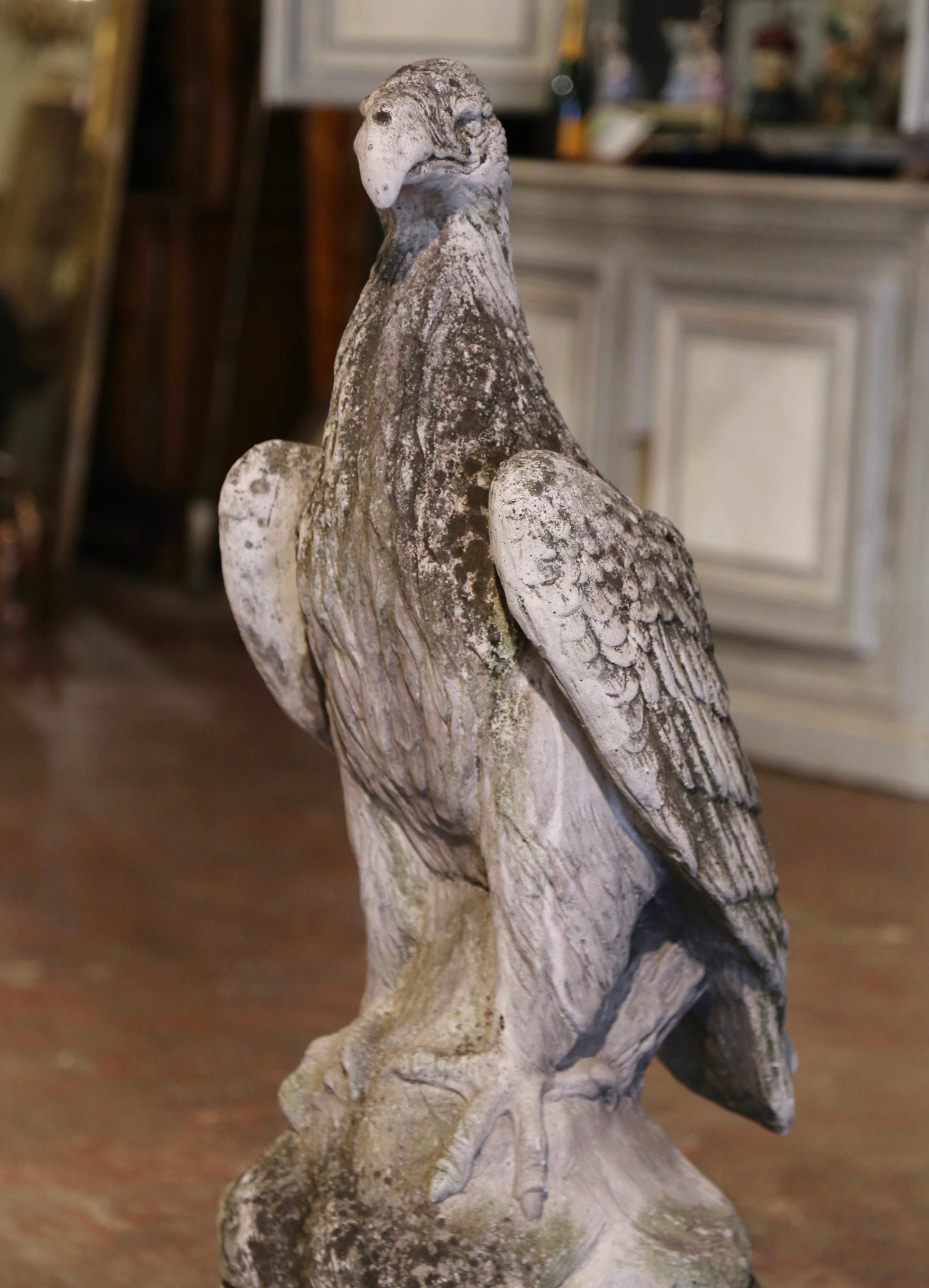 Français Sculpture d'aigle en pierre sculptée du 19ème siècle sur piédestal en vente