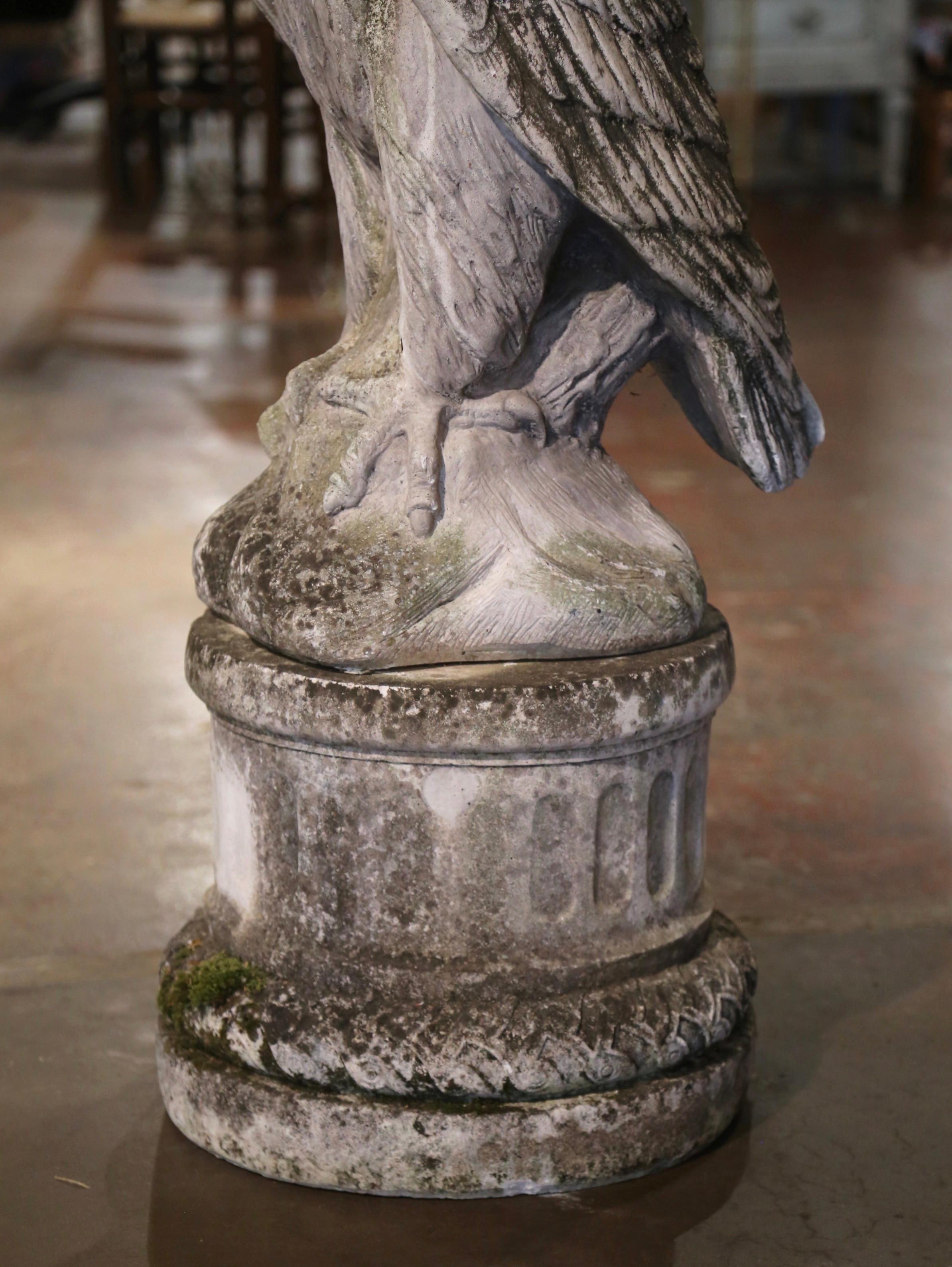 Patiné Sculpture d'aigle en pierre sculptée du 19ème siècle sur piédestal en vente