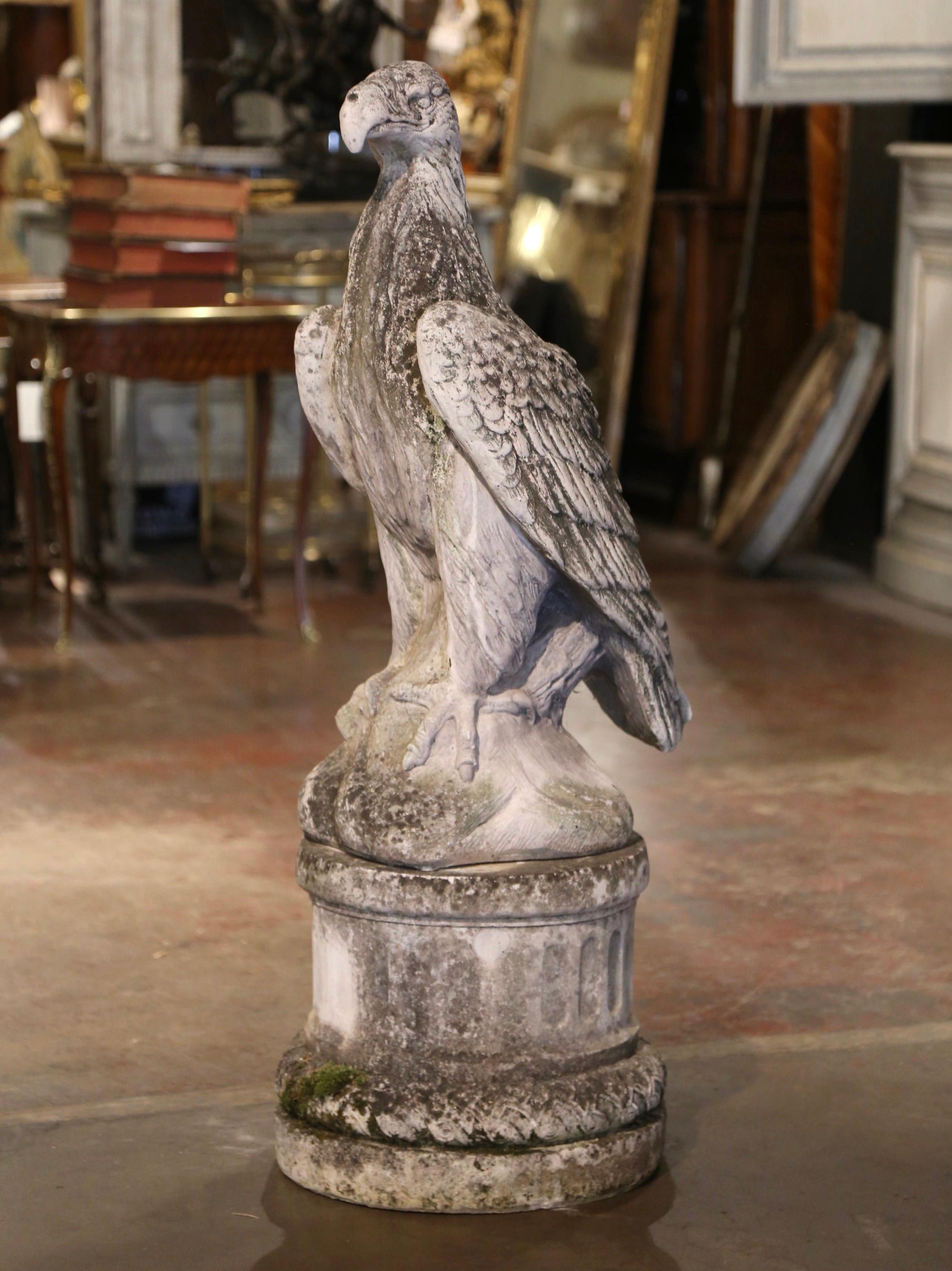 Sculpture d'aigle en pierre sculptée du 19ème siècle sur piédestal Excellent état - En vente à Dallas, TX