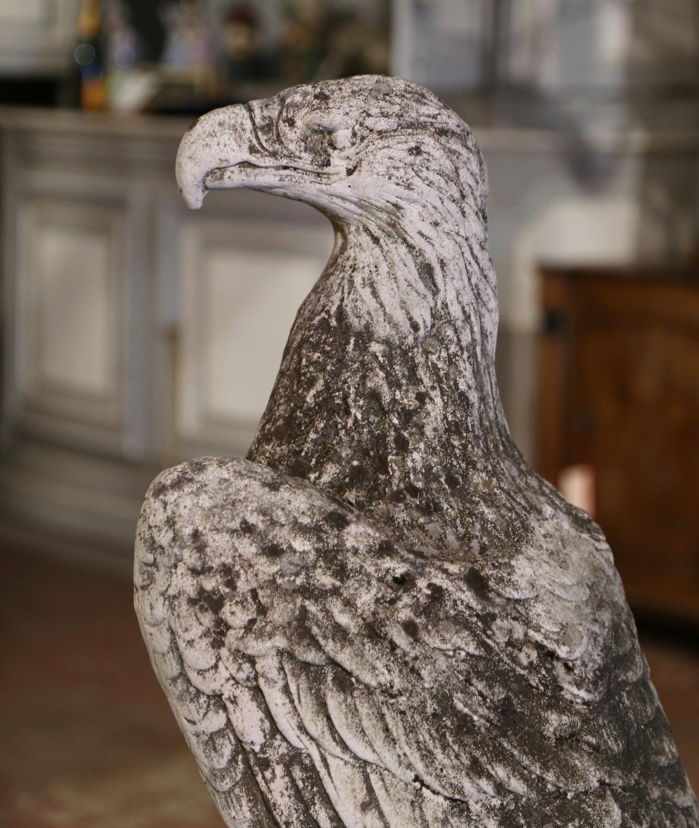 XIXe siècle Sculpture d'aigle en pierre sculptée du 19ème siècle sur piédestal en vente
