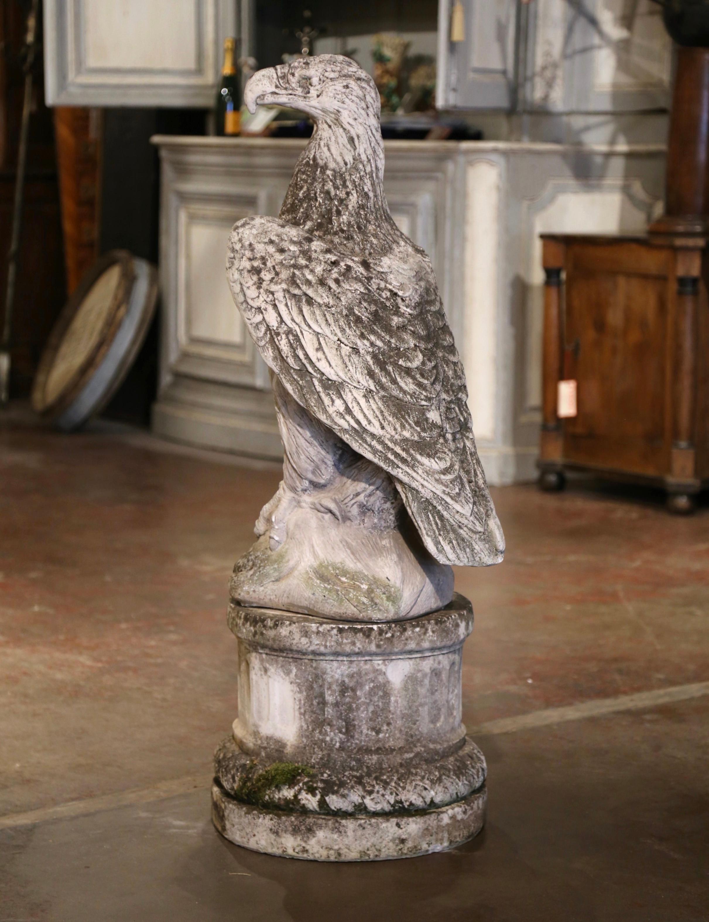 Pierre Sculpture d'aigle en pierre sculptée du 19ème siècle sur piédestal en vente