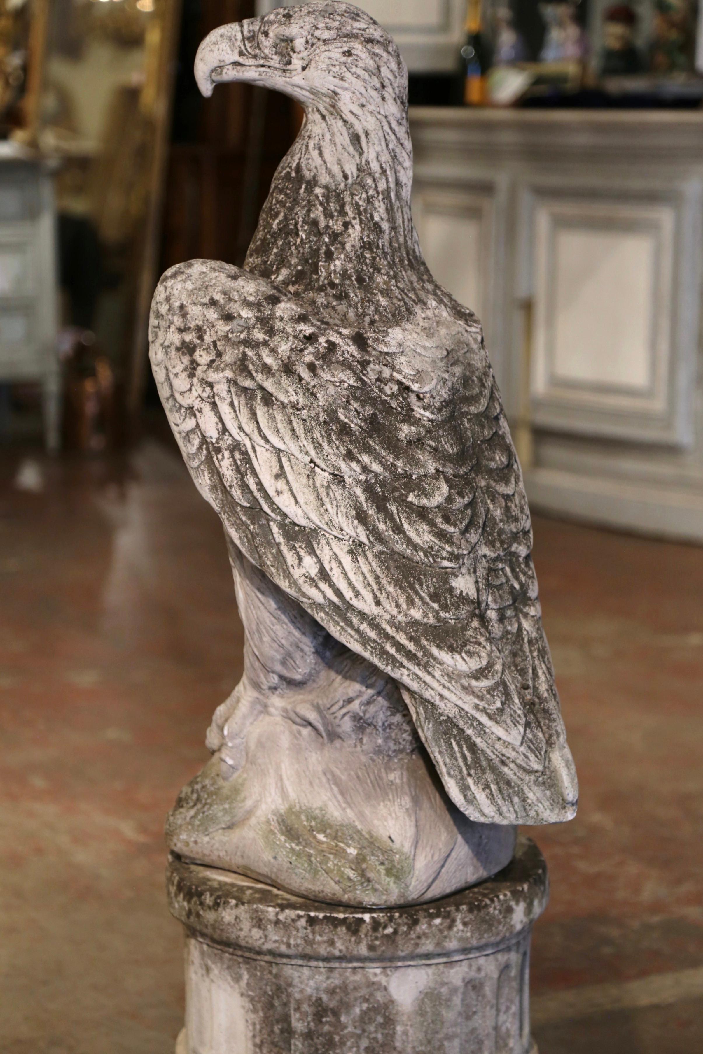 Sculpture d'aigle en pierre sculptée du 19ème siècle sur piédestal en vente 1