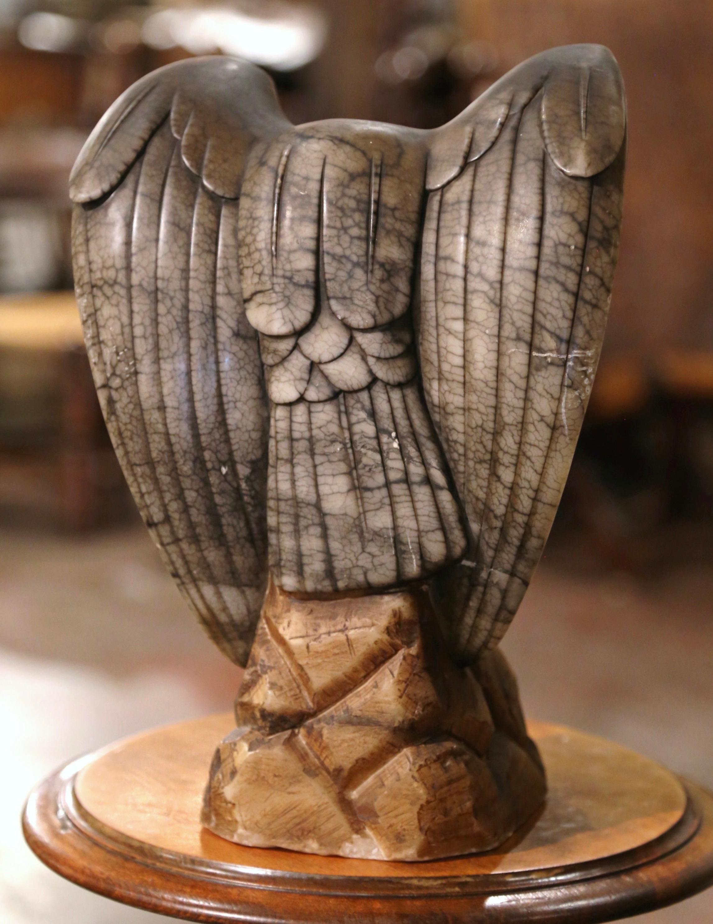 Sculpture française du 19ème siècle d'aigle en marbre sculpté à plusieurs niveaux avec yeux en verre en vente 2