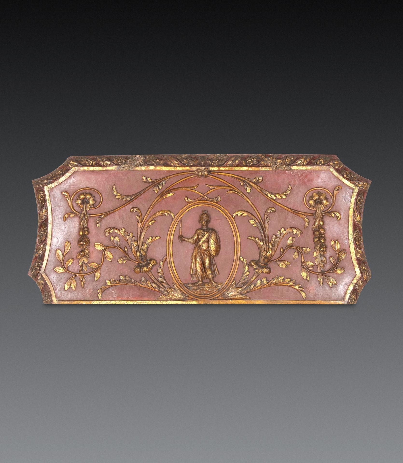 Französische neoklassizistische Wandschnitzerei des 19. Jahrhunderts.

Mit konkav geformten Seiten und Flora umgebender Form. Die zentrale Tafel zeigt eine geschnitzte Figur der Minerva, flankiert von Akanthusblättern, die sich um die Säulen winden.