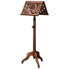 Pupitre à musique réglable en noyer sculpté français du 19ème siècle avec motif de lyre