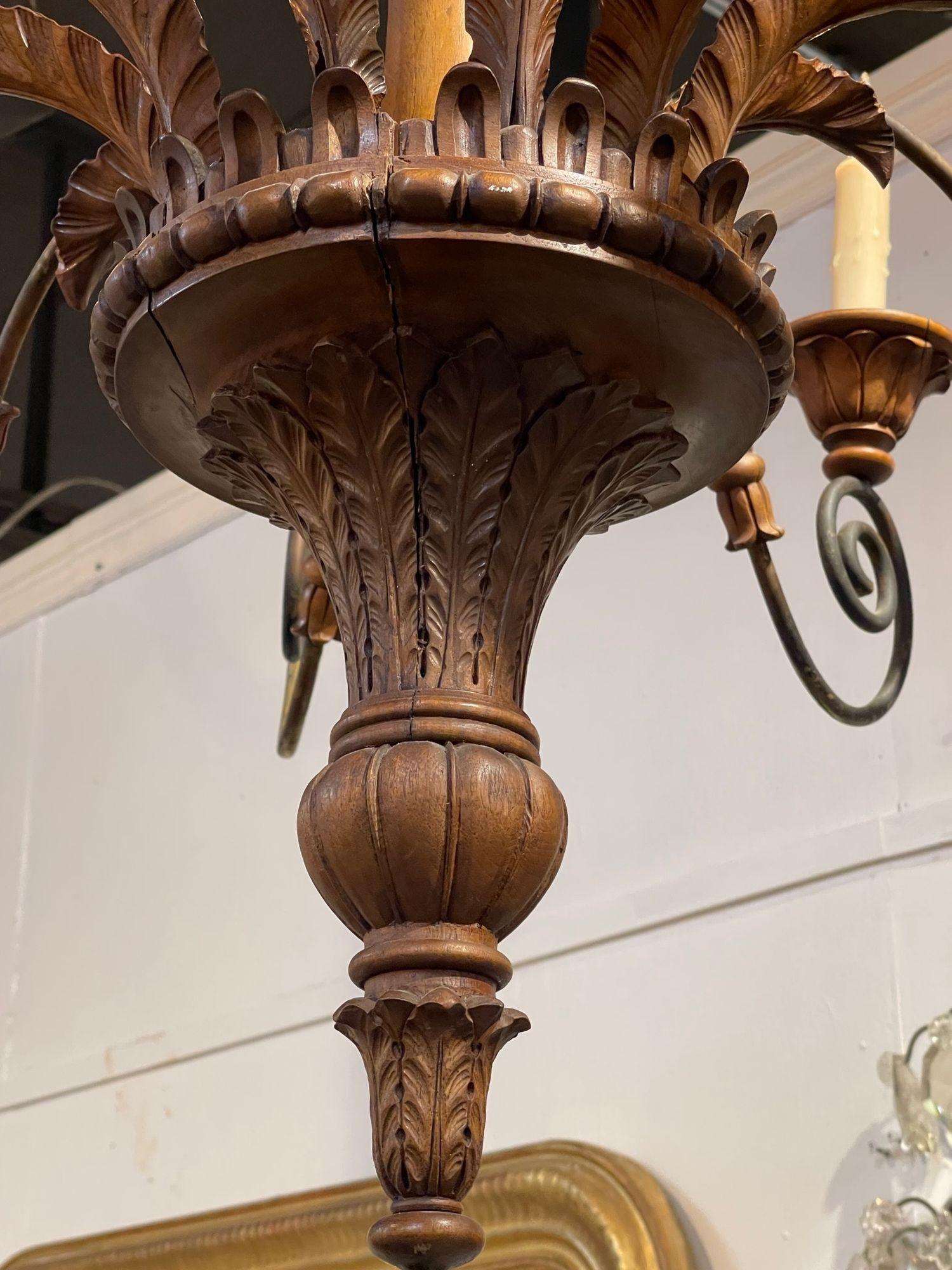 19. Jahrhundert, Französischer Kronleuchter aus geschnitztem Nussbaum und Eisen mit 10 Lichtern im Zustand „Gut“ im Angebot in Dallas, TX