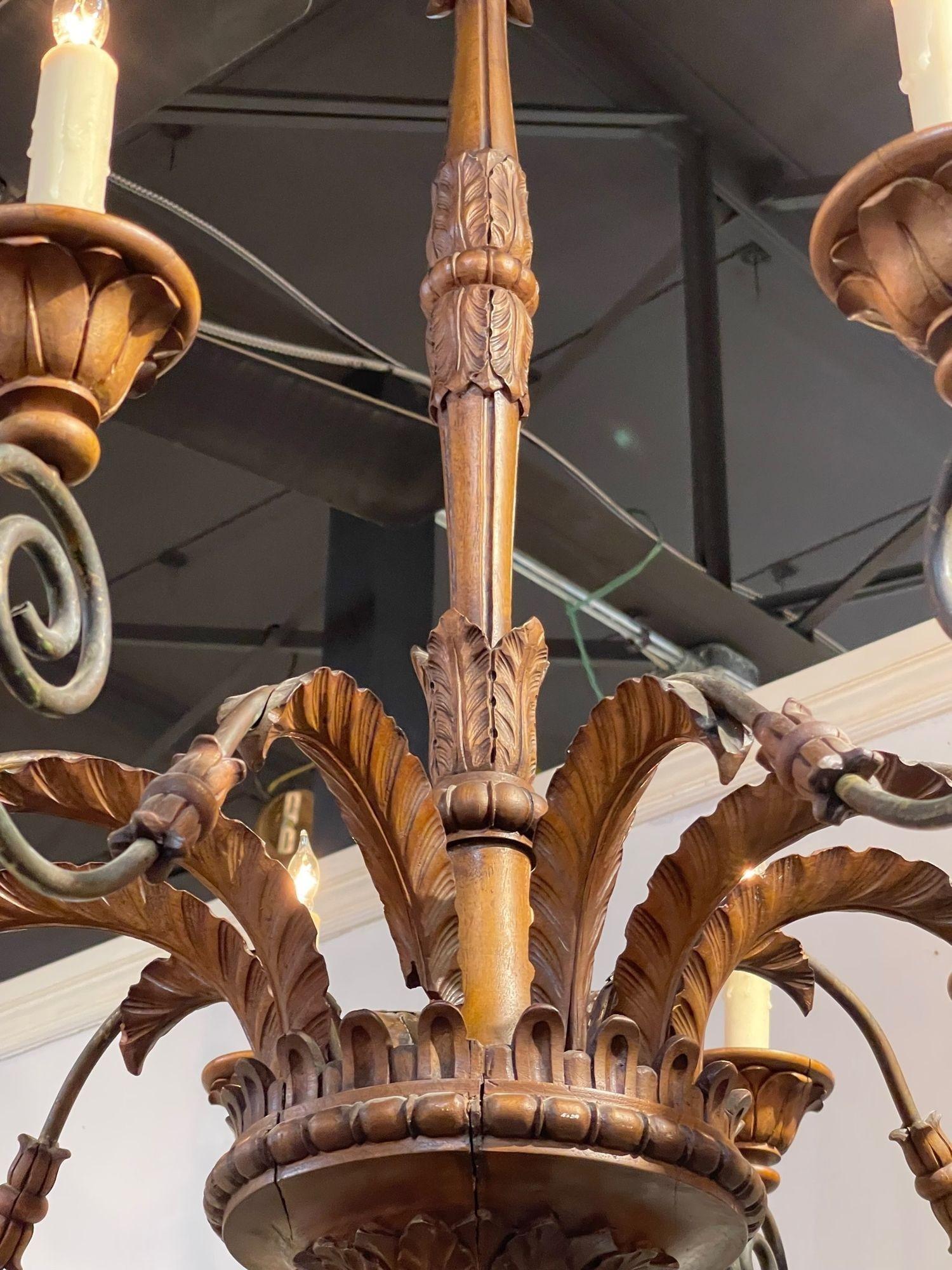19. Jahrhundert, Französischer Kronleuchter aus geschnitztem Nussbaum und Eisen mit 10 Lichtern im Angebot 2