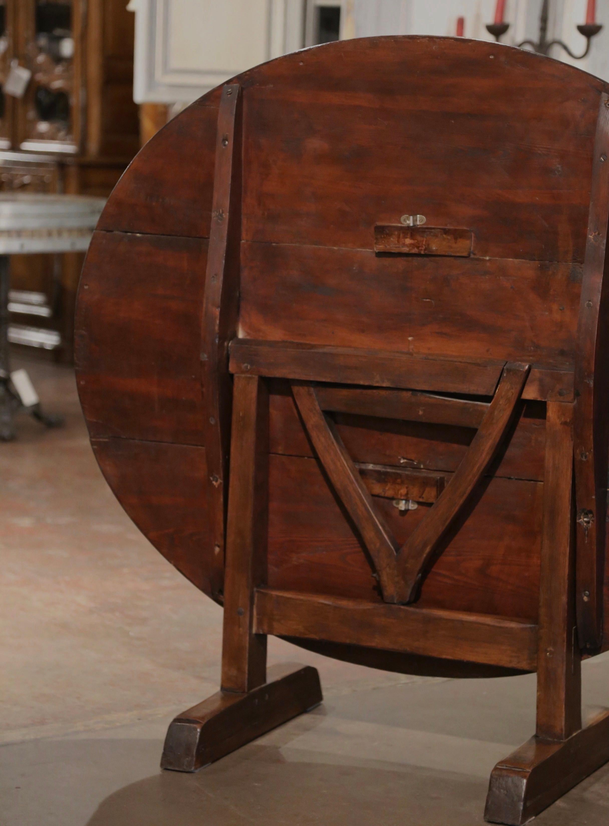 19th Century French Carved Walnut and Pine Oval Tilt-Top Wine Tasting Table For Sale 5