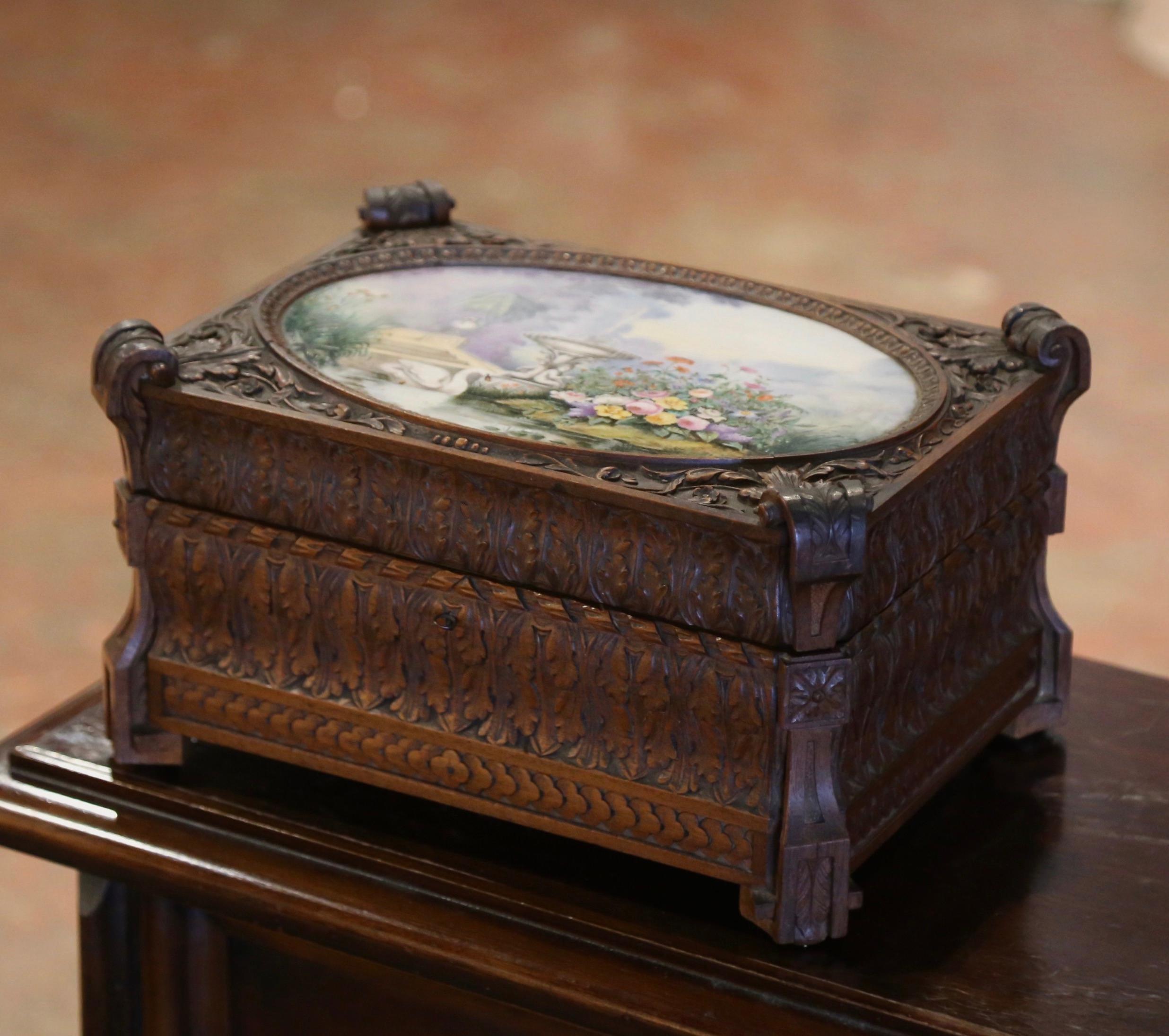 Français Boîte à bijoux en noyer sculpté et porcelaine française du 19ème siècle signée Fichet Paris en vente