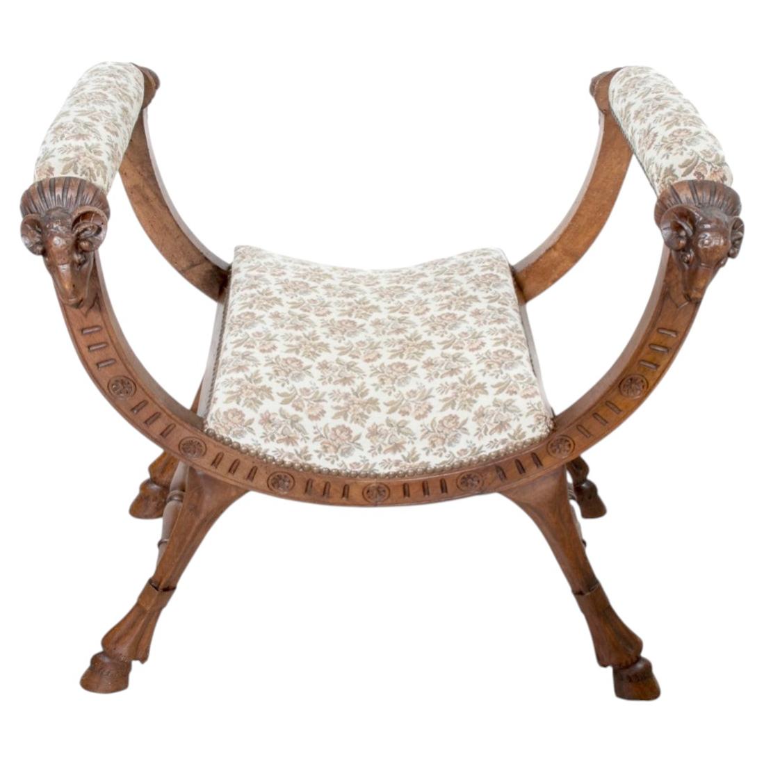 Banc Lyonnaise Curule en noyer sculpté du 19ème siècle avec assise tapissée en vente
